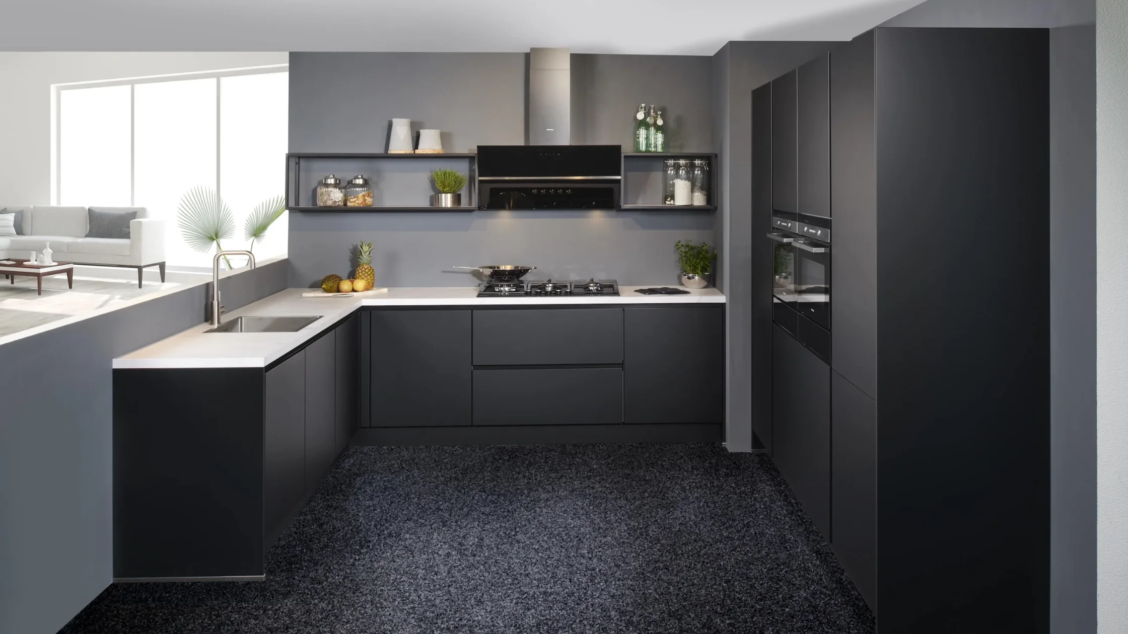 Zwarte keuken met marmerlook aanrechtblad Zwarte keuken met marmerlook aanrechtblad