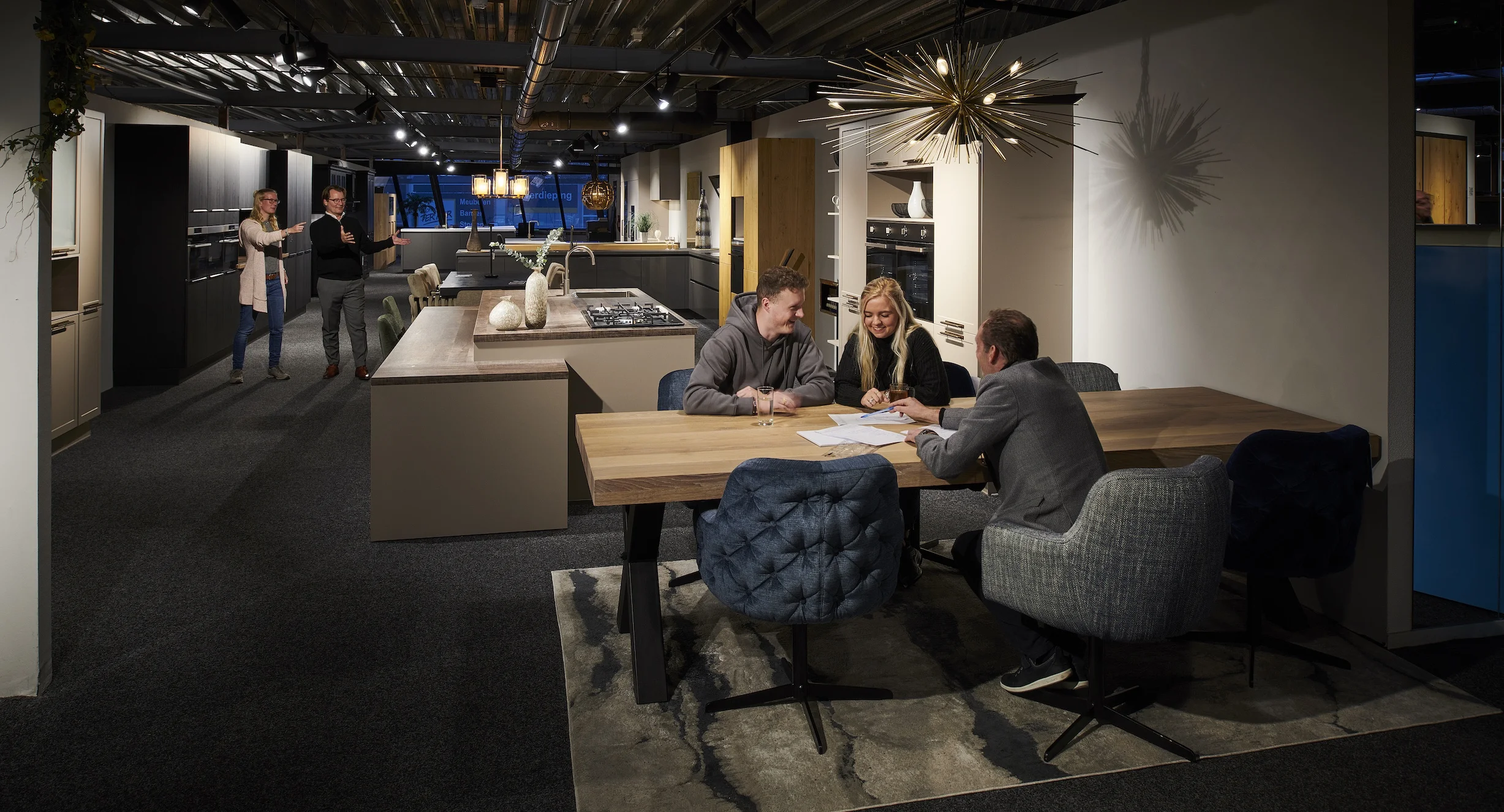 Bezoekers die zich vrijblijvend oriënteren in de showroom van Keukenwarenhuis.nl