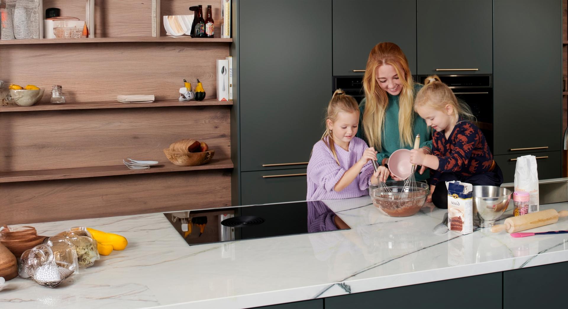 Koken met inductiepannen op een moderne inductiekookplaat in een luxe keuken van Keukenwarenhuis.nl