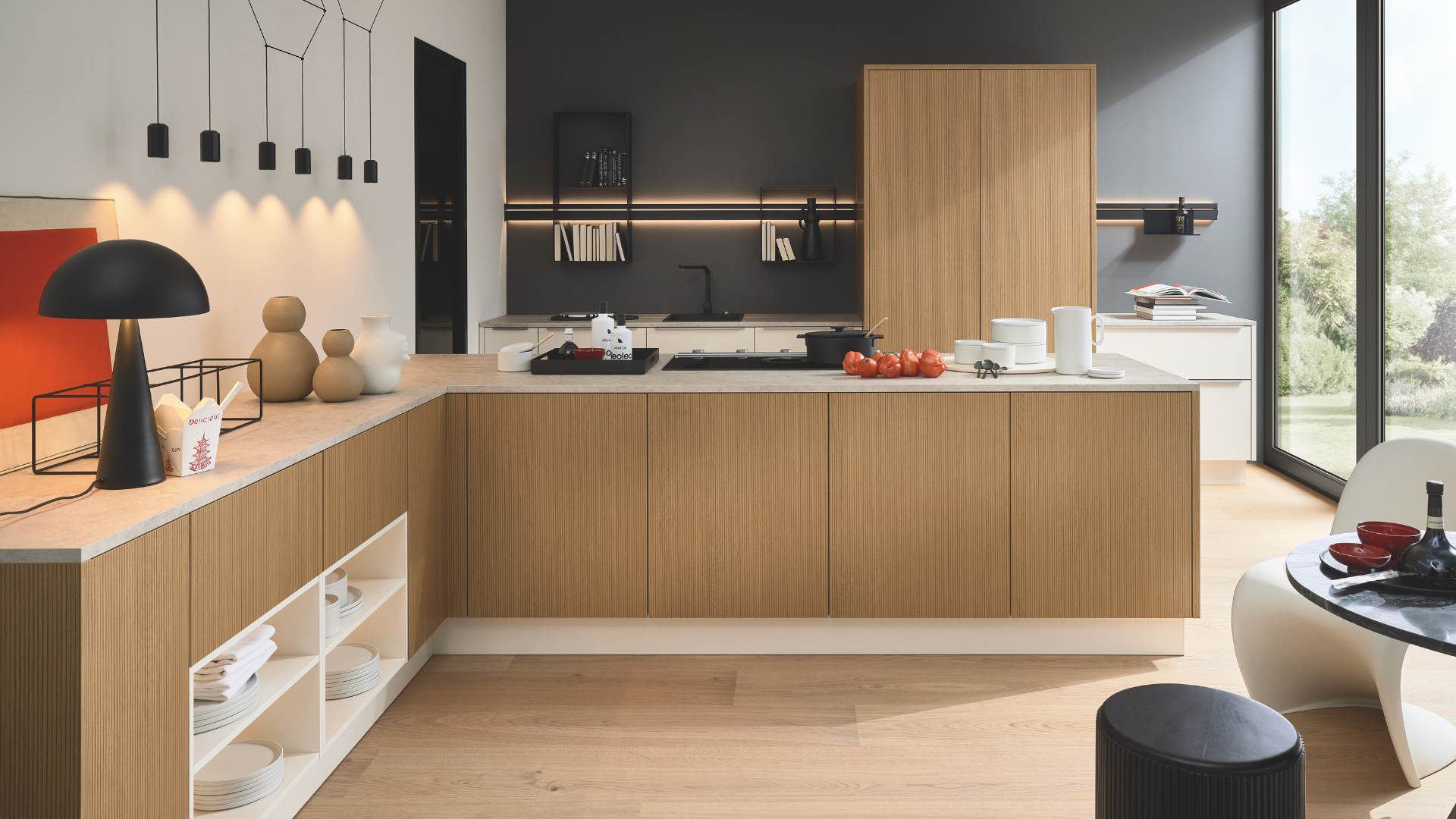 Moderne houten keuken met kookeiland, verticale houtfronten en minimalistisch design
