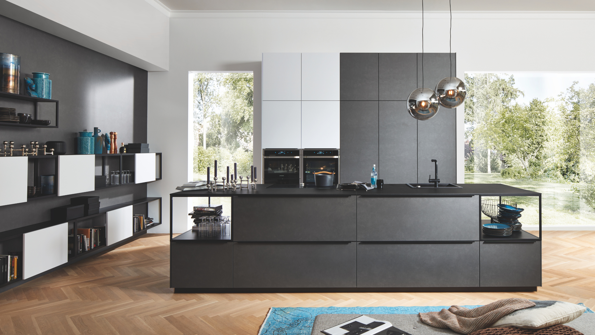 Industriële keuken met kookeiland, donkere fronten, open vakken en strak design