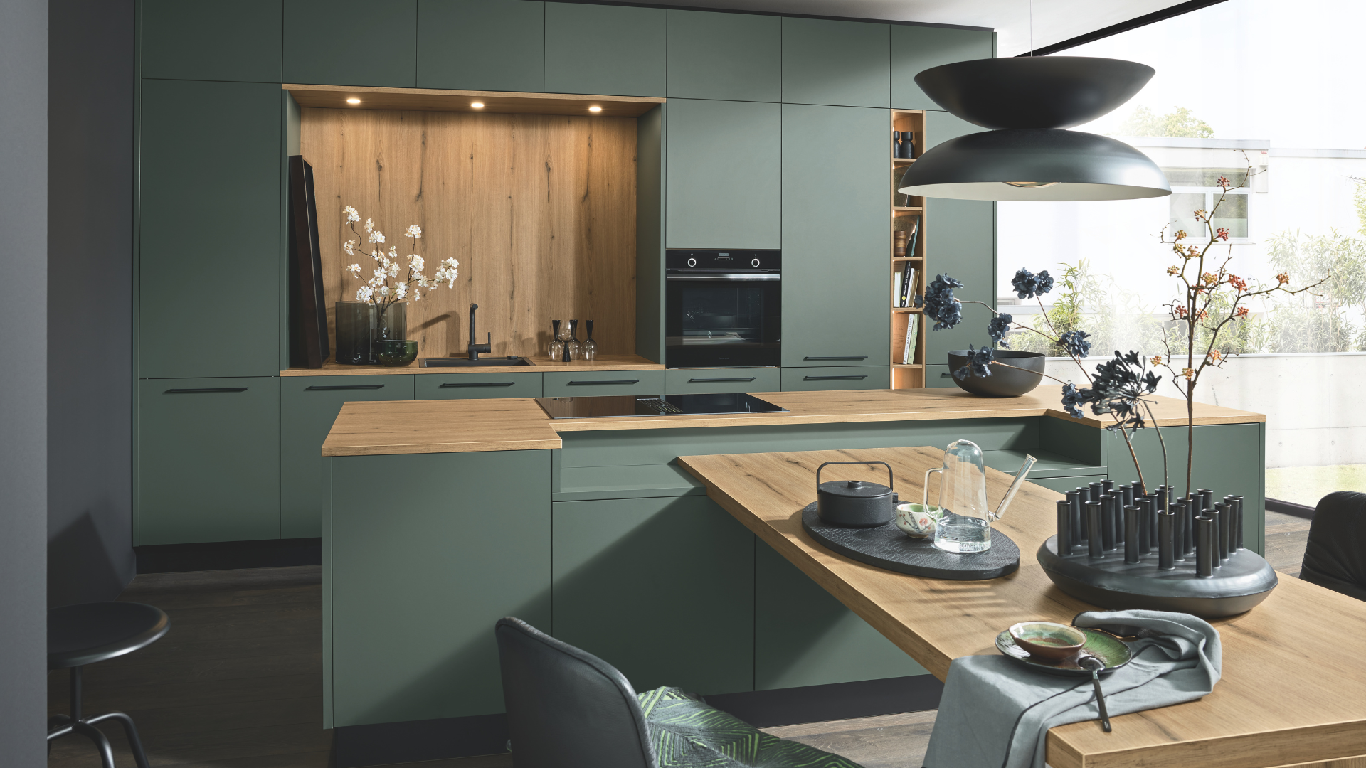 T-keuken met houten werkblad, groene fronten en geïntegreerde T-opstelling