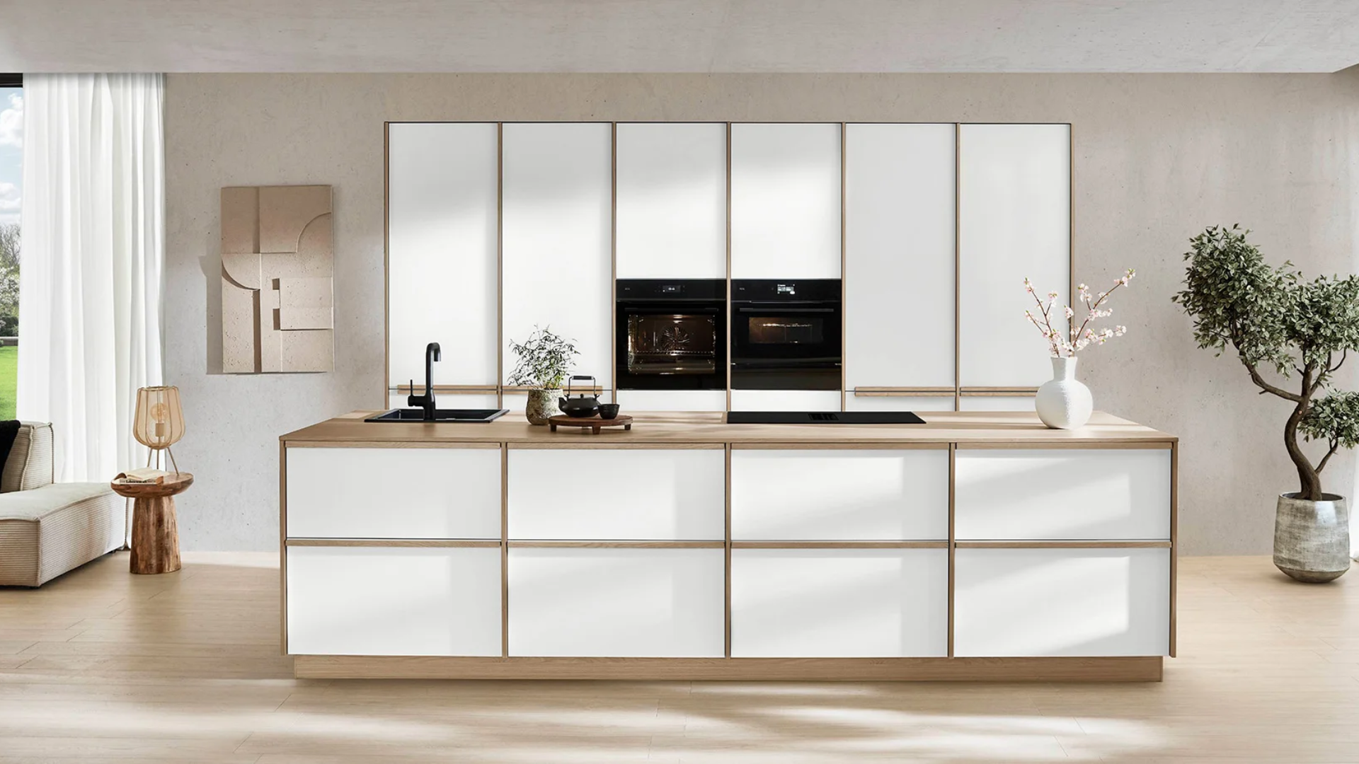 Japandi keuken met kookeiland, witte fronten, houten accenten en minimalistisch design