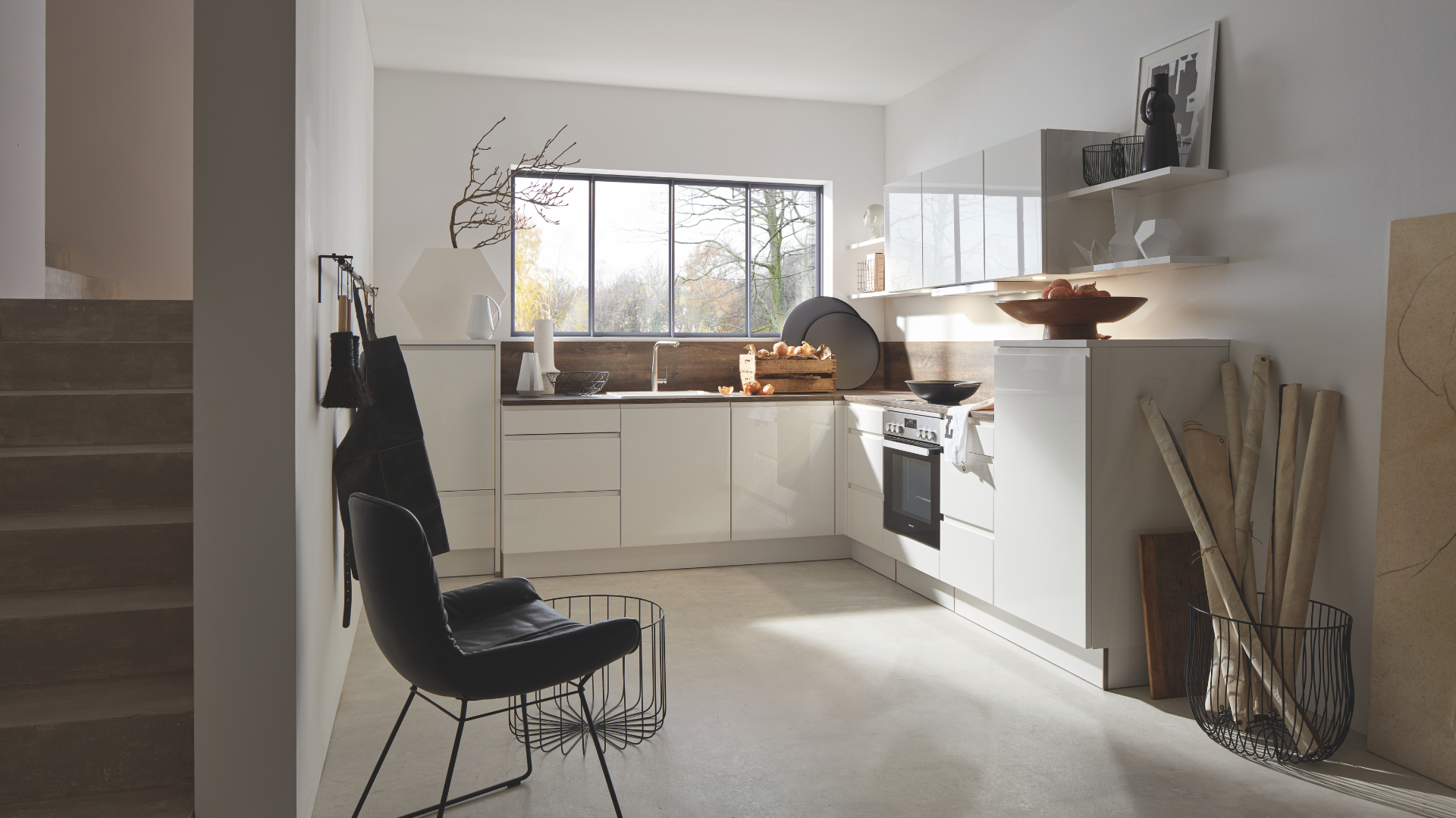 Greeploze keuken met witte fronten, hoekopstelling en minimalistisch design