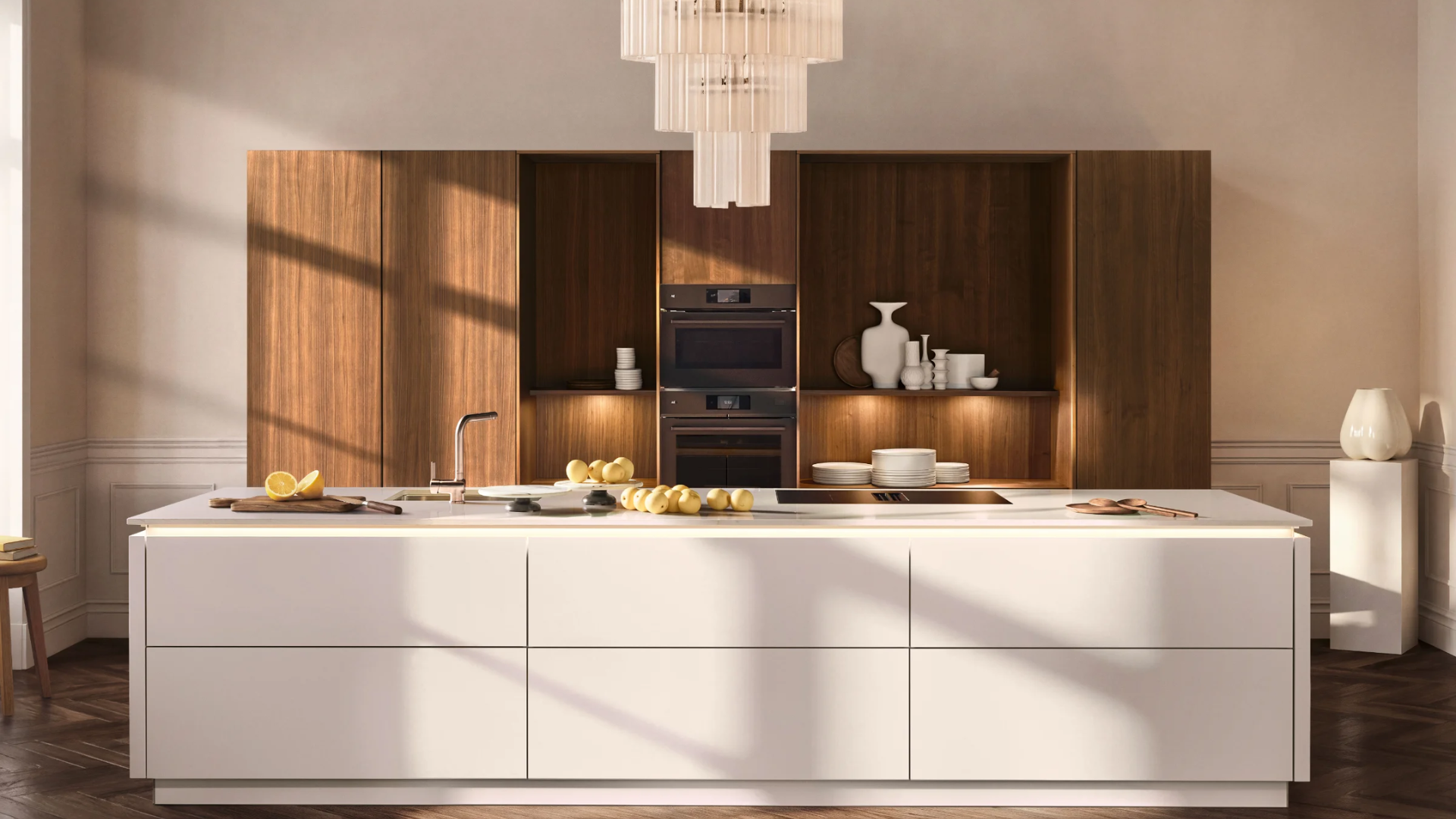 Design keuken met kookeiland, greeploze witte fronten en luxe houten kasten