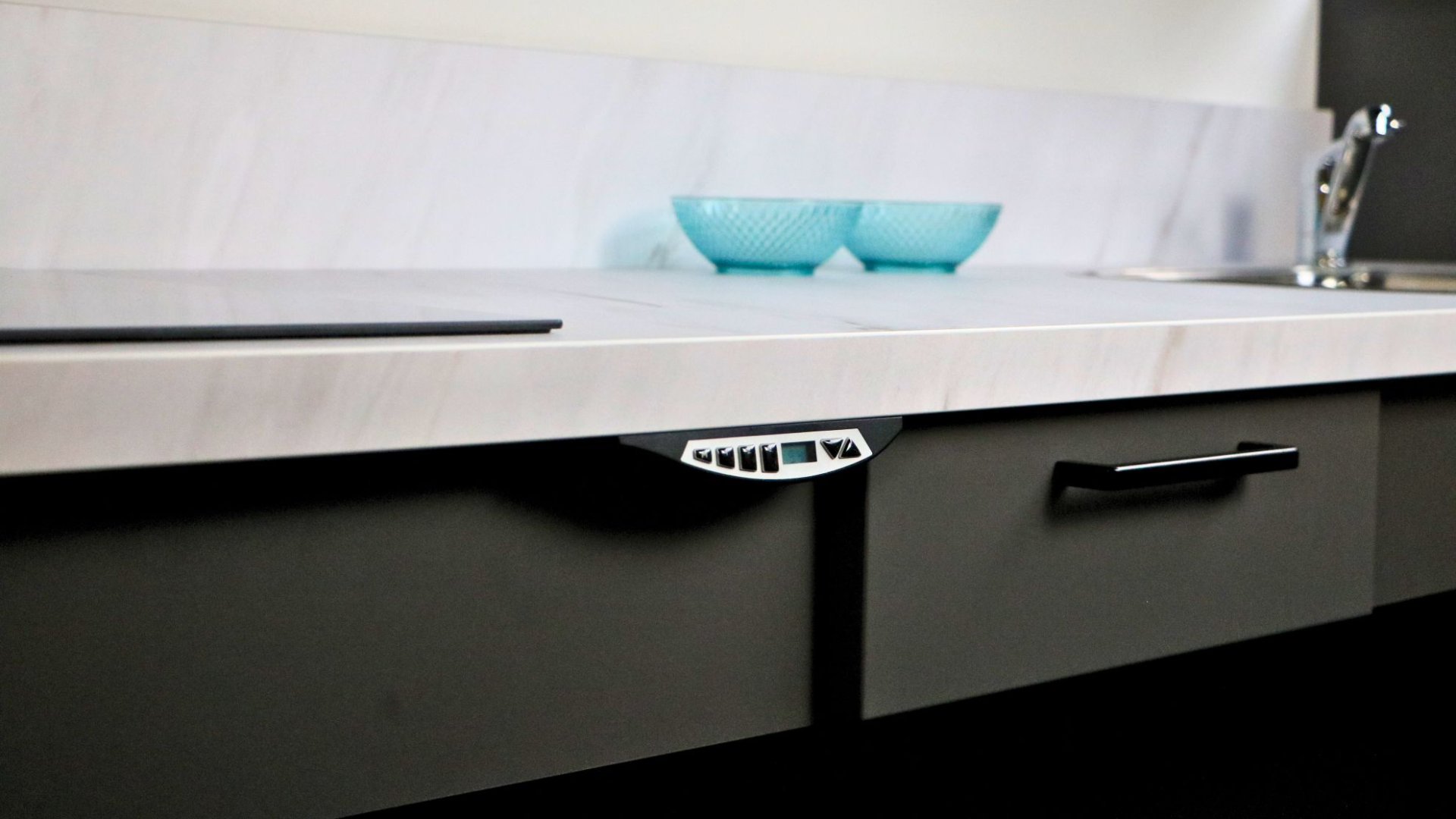 Hoog-laag keuken met elektrisch verstelbaar werkblad voor ergonomisch en comfortabel koken bij Keukenwarenhuis.nl
