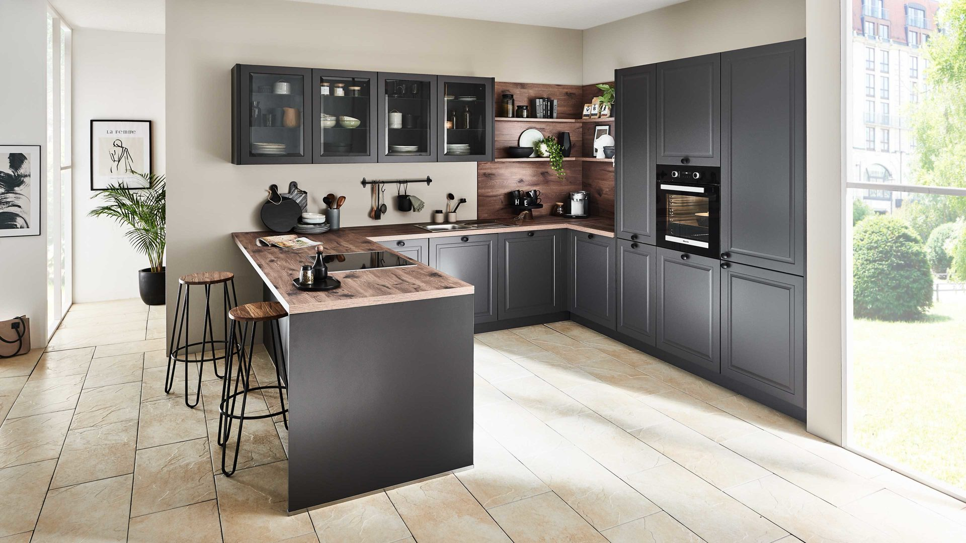 U-keuken met houten werkblad, donkere fronten en praktische U-opstelling