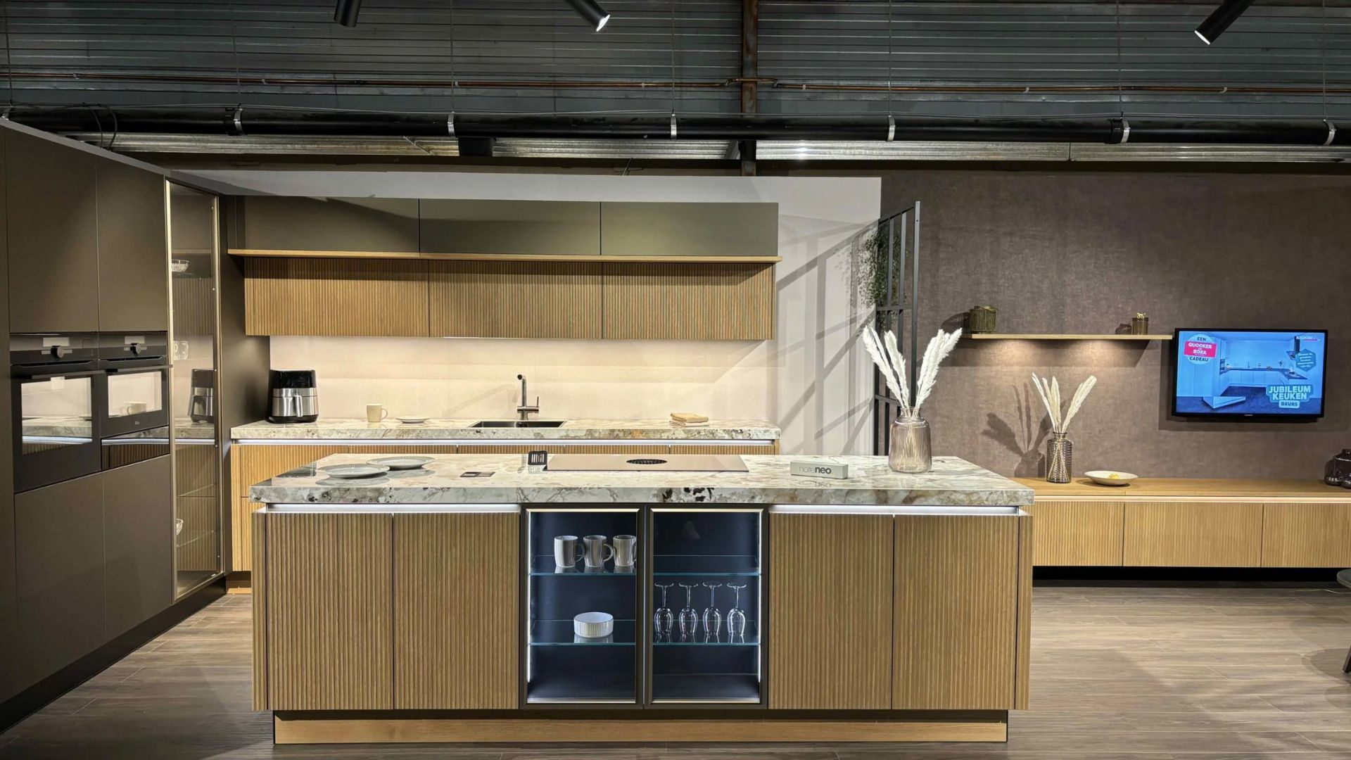 Luxe keuken met kookeiland, marmerlook werkblad, houten fronten en hoogwaardige afwerking van Keukenwarenhuis.nl