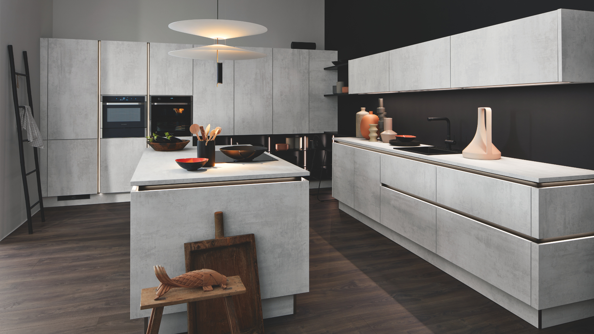 Moderne betonlook keuken met kookeiland, lichtgrijze fronten en strakke designafwerking