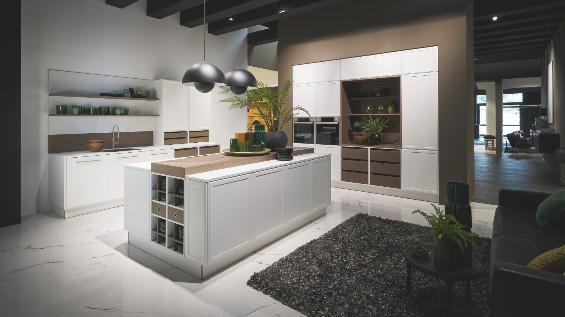 Moderne witte keuken met kookeiland, houten accenten en luxe inbouwkasten