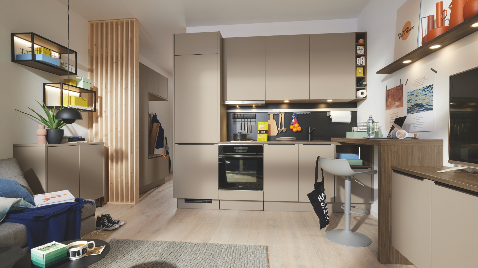 Moderne taupe keuken met compacte indeling, thuiswerkplek en houtlook accenten