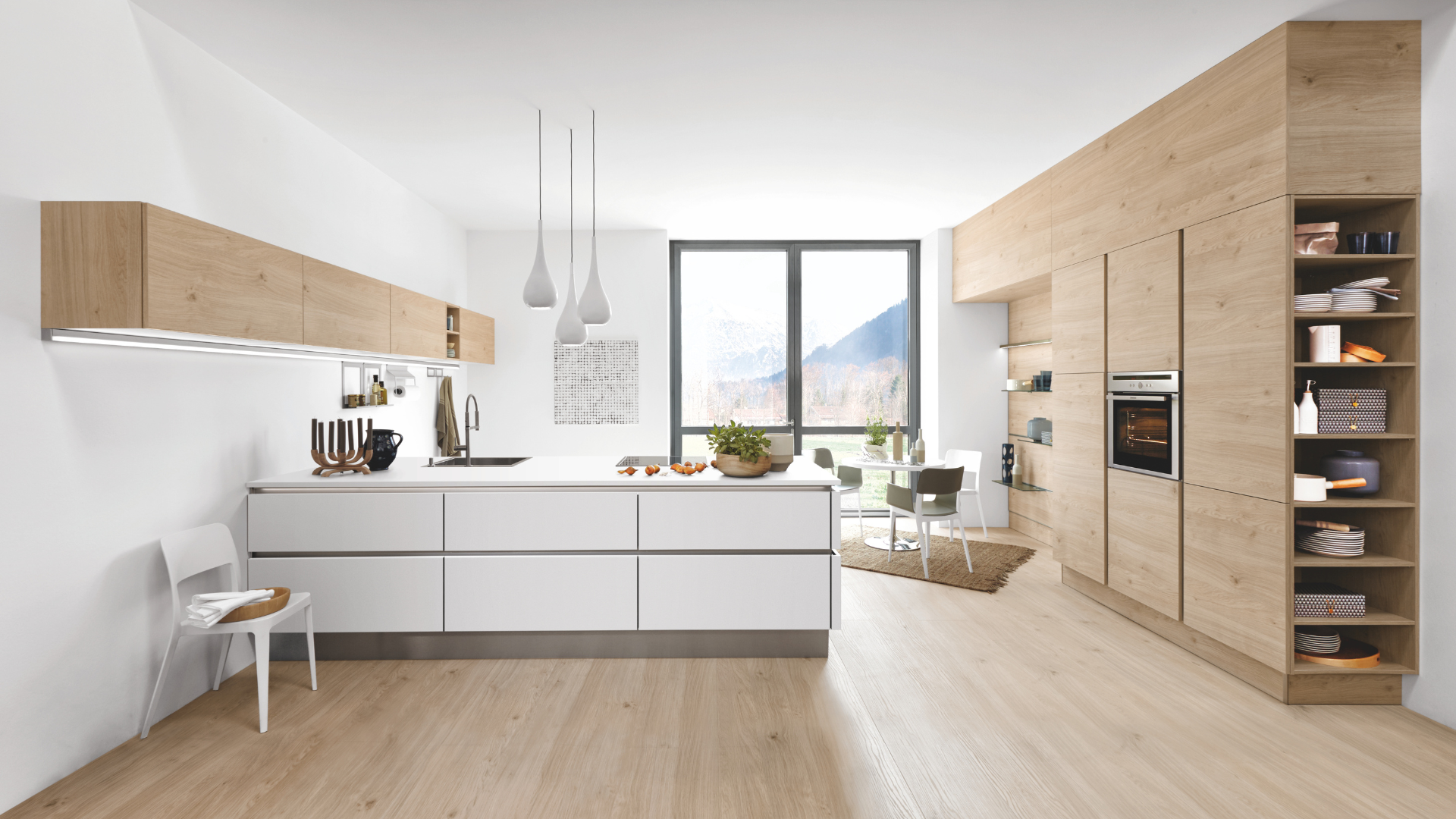 Scandinavische keuken met kookeiland, witte fronten en lichte houten kasten
