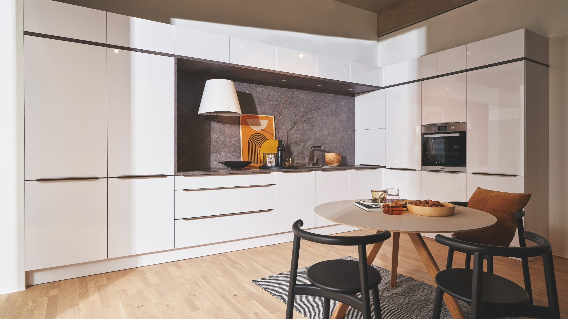 Witte hoogglans keuken met kookeiland, houten accenten en strak modern design