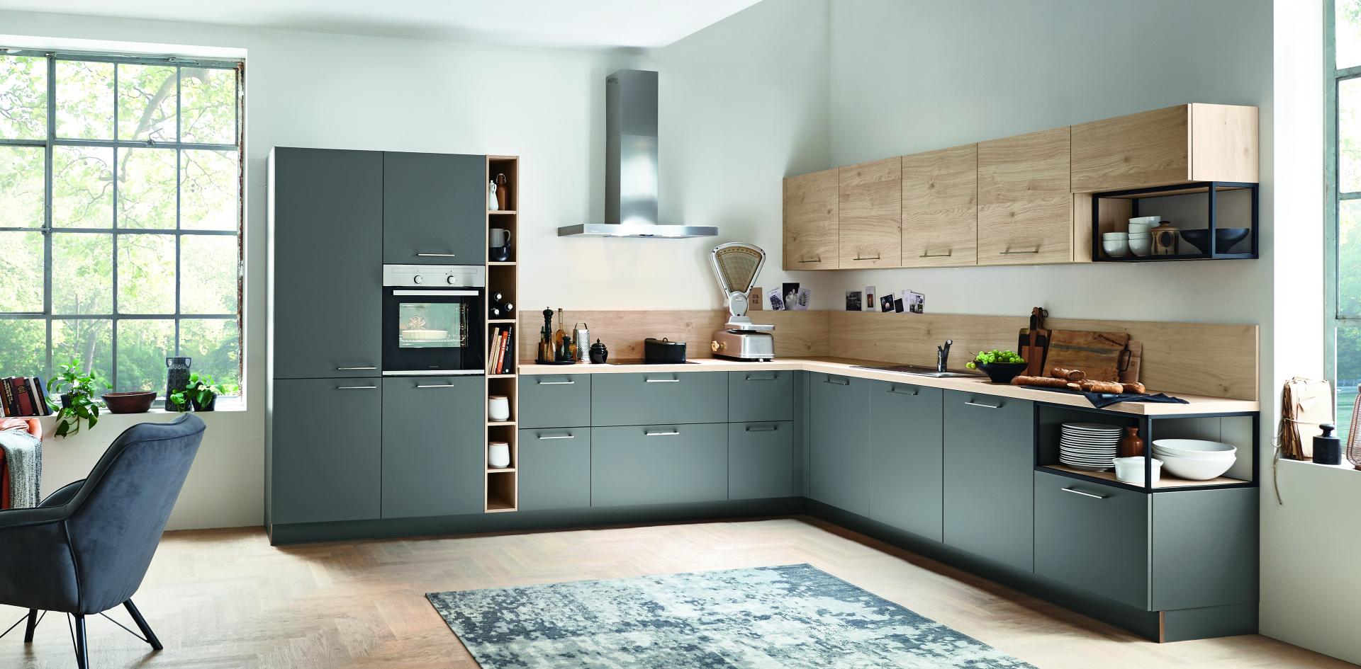 Moderne L-keuken met antracietgrijze fronten, houten accenten en luxe afwerking