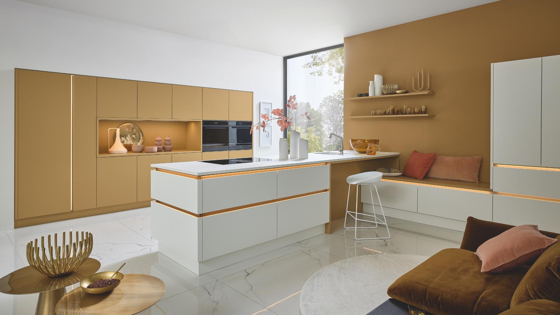 Moderne gele keuken met kookeiland, greeploze fronten en warme designuitstraling