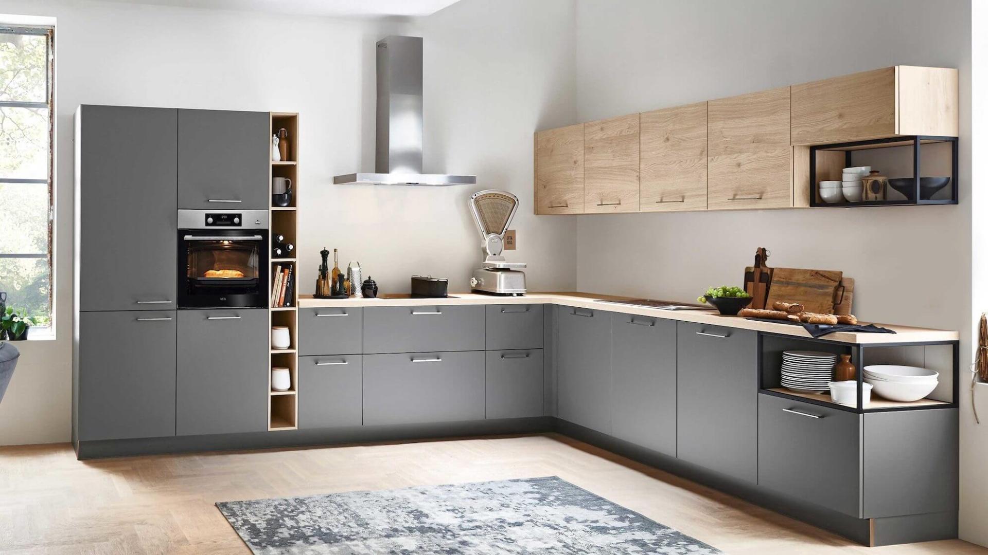 Moderne grijze hoekkeuken met houtlook bovenkasten en ruime opstelling