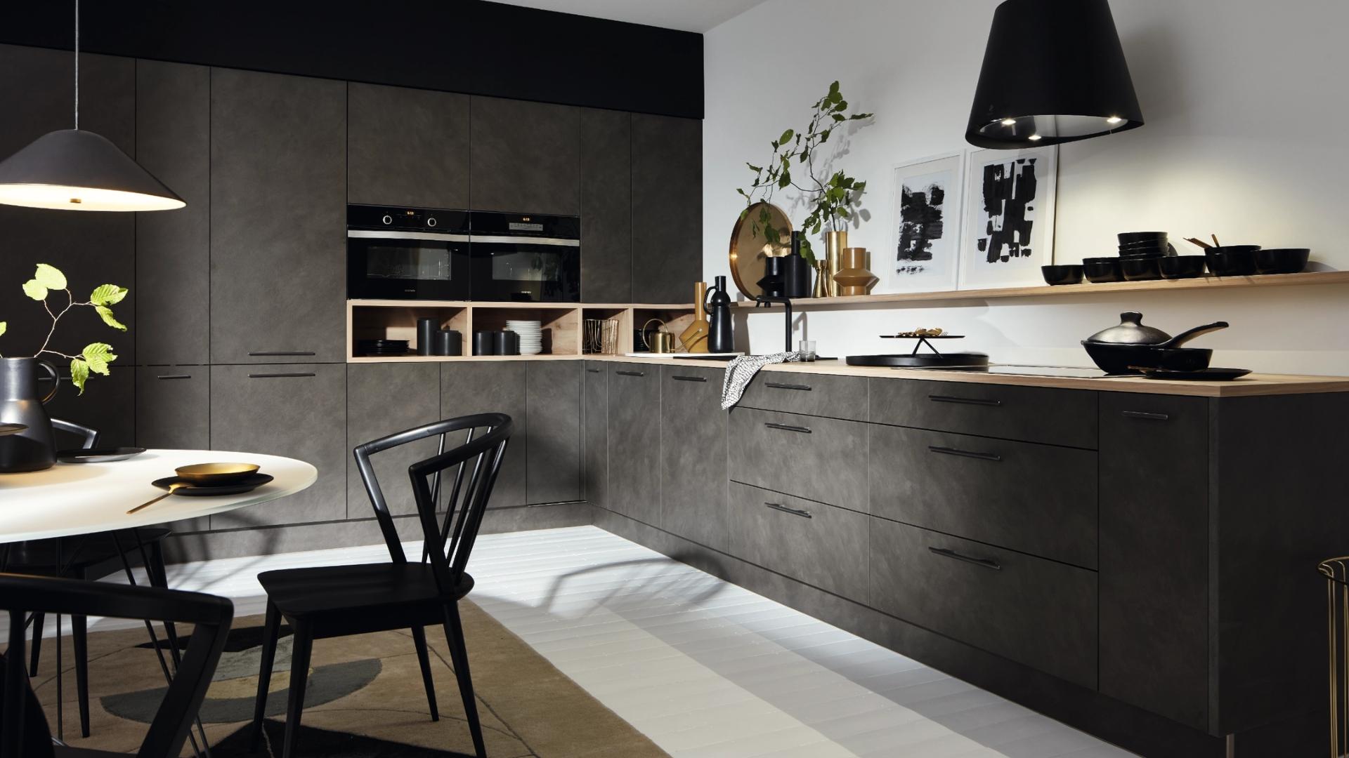 Moderne antraciet keuken met matte fronten, houten werkblad en stijlvolle open vakken