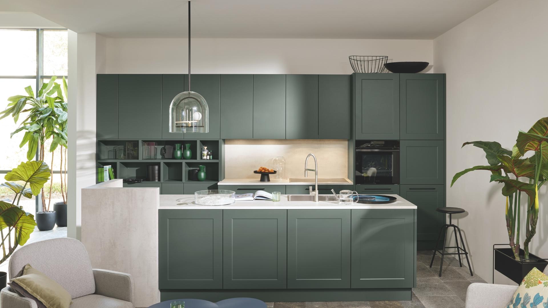 Moderne groene keuken met kookeiland, landelijke fronten en licht werkblad