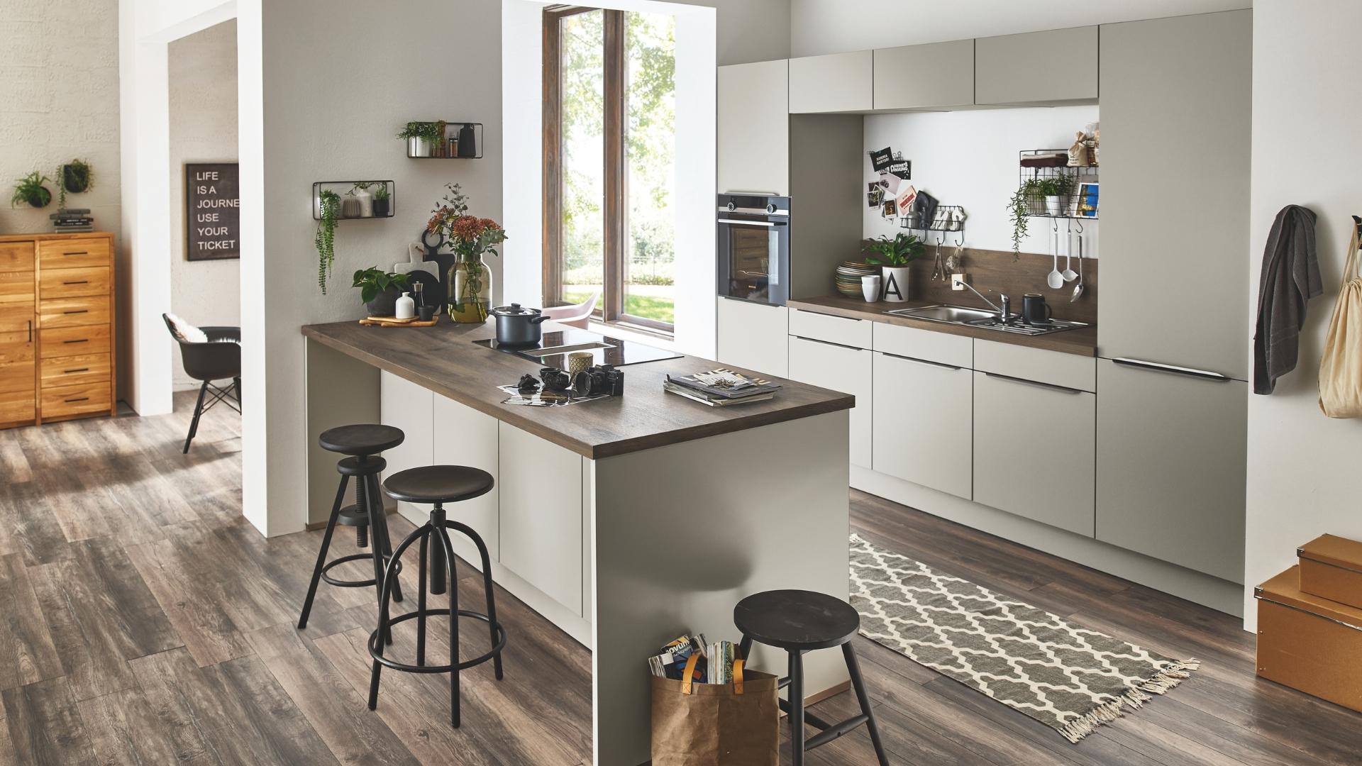 Moderne greige keuken met kookeiland, houtlook werkblad en minimalistische uitstraling
