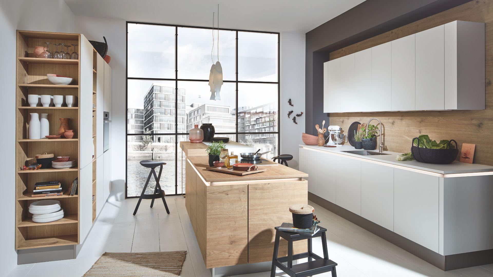 Moderne parallel keuken met kookeiland, witte fronten, houten accenten en luxe afwerking