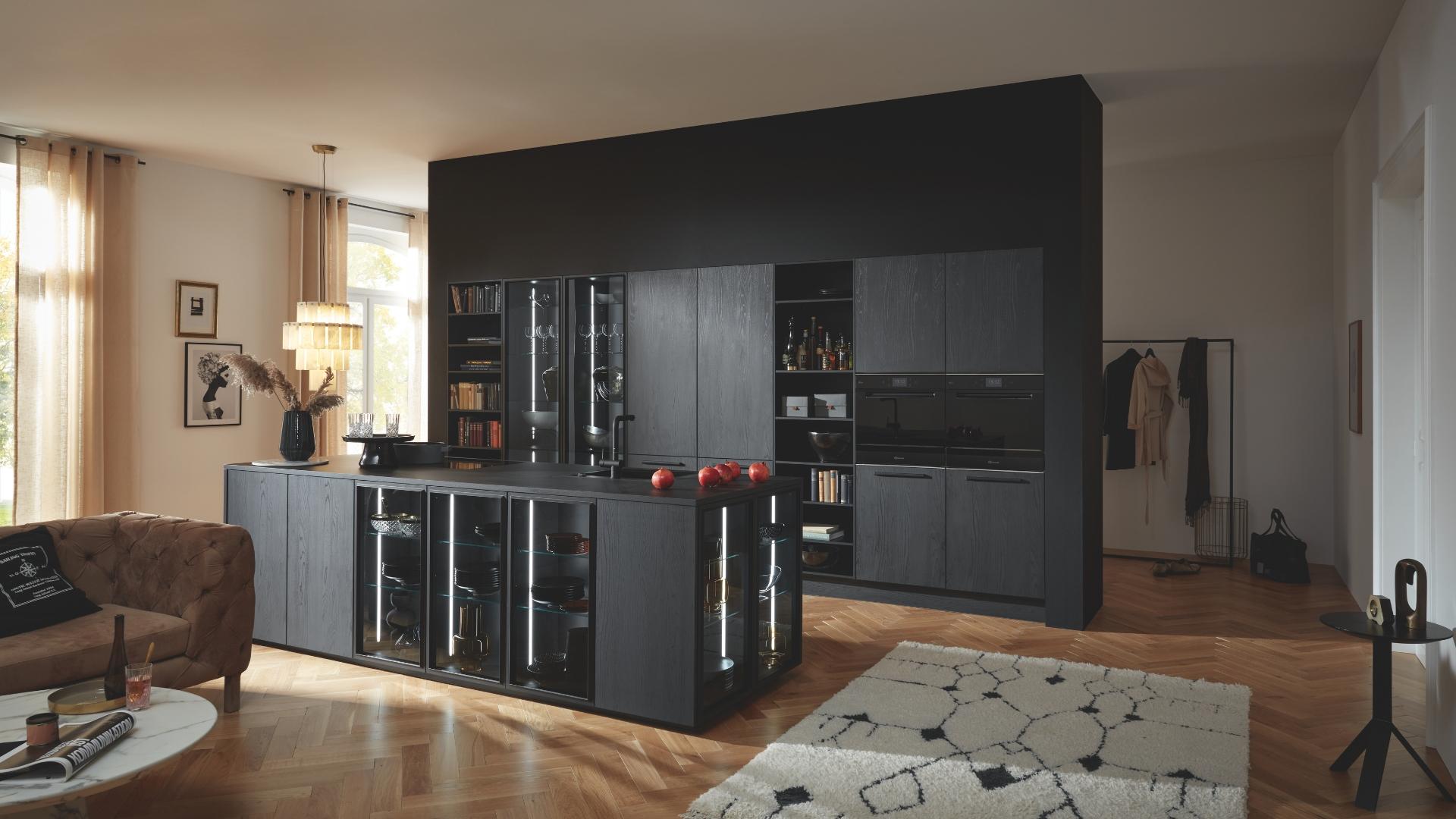 Luxe zwarte keuken met kookeiland, glazen vitrinekasten en moderne inbouwapparatuur