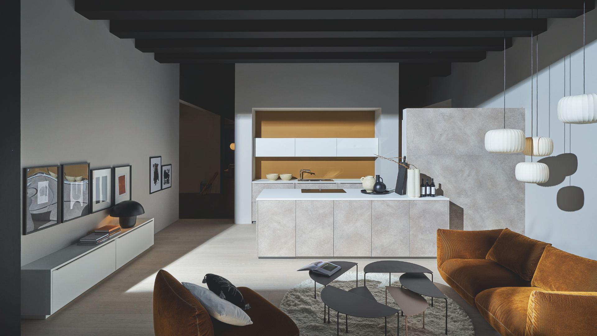 Moderne zandkleurige keuken met kookeiland, greeploze fronten en luxe open leefruimte