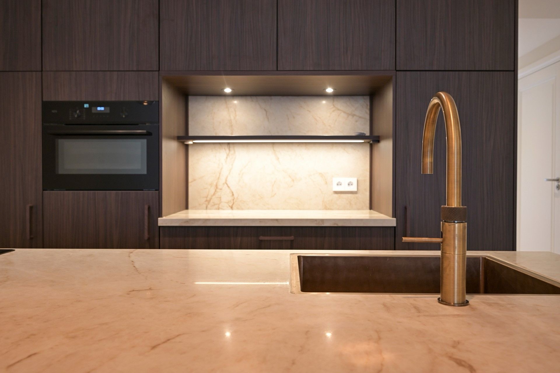 Detail van werkblad en spoelgedeelte in opgeleverde B2B-keuken