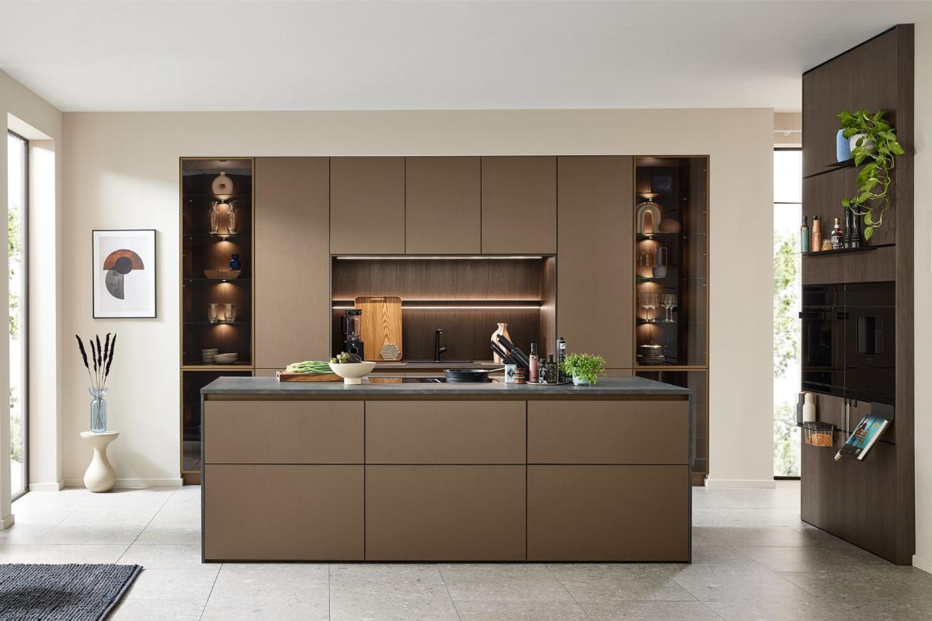 Luxe Ballerina keuken met kookeiland en maatwerk kastenwand van hoogwaardig Duits design bij Keukenwarenhuis.nl