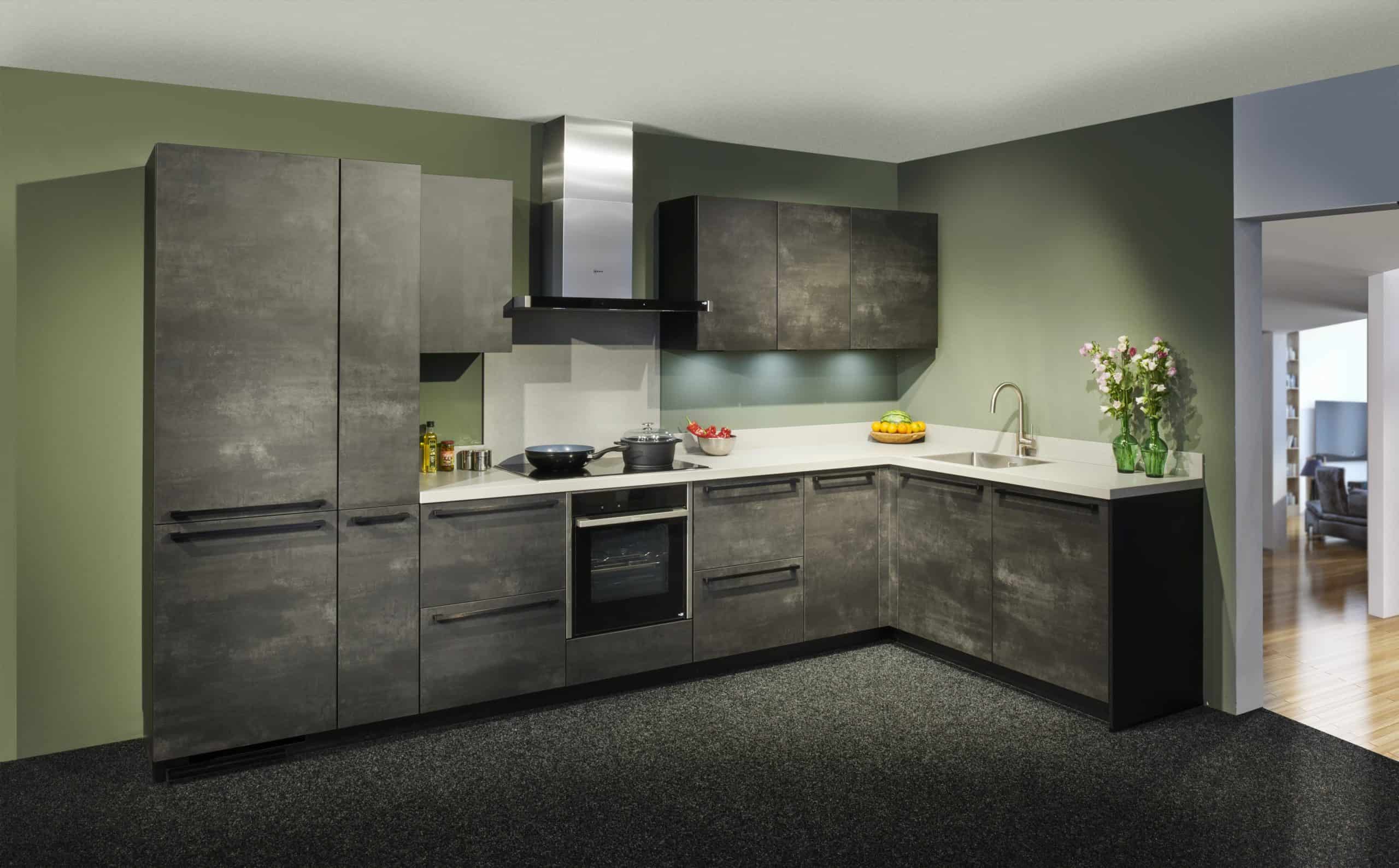 Nobilia Laser Zwarte betonlook hoekkeuken met wit composiet werkblad in de showrooms van Keukenwarenhuis.nl in Ter Aar en Dordrecht