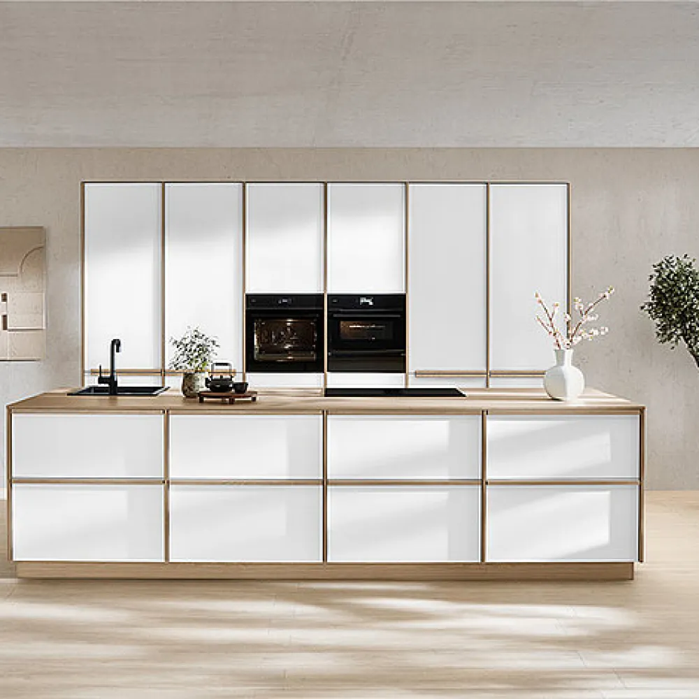 Japandi keuken met kookeiland, witte fronten, houten accenten en minimalistisch design