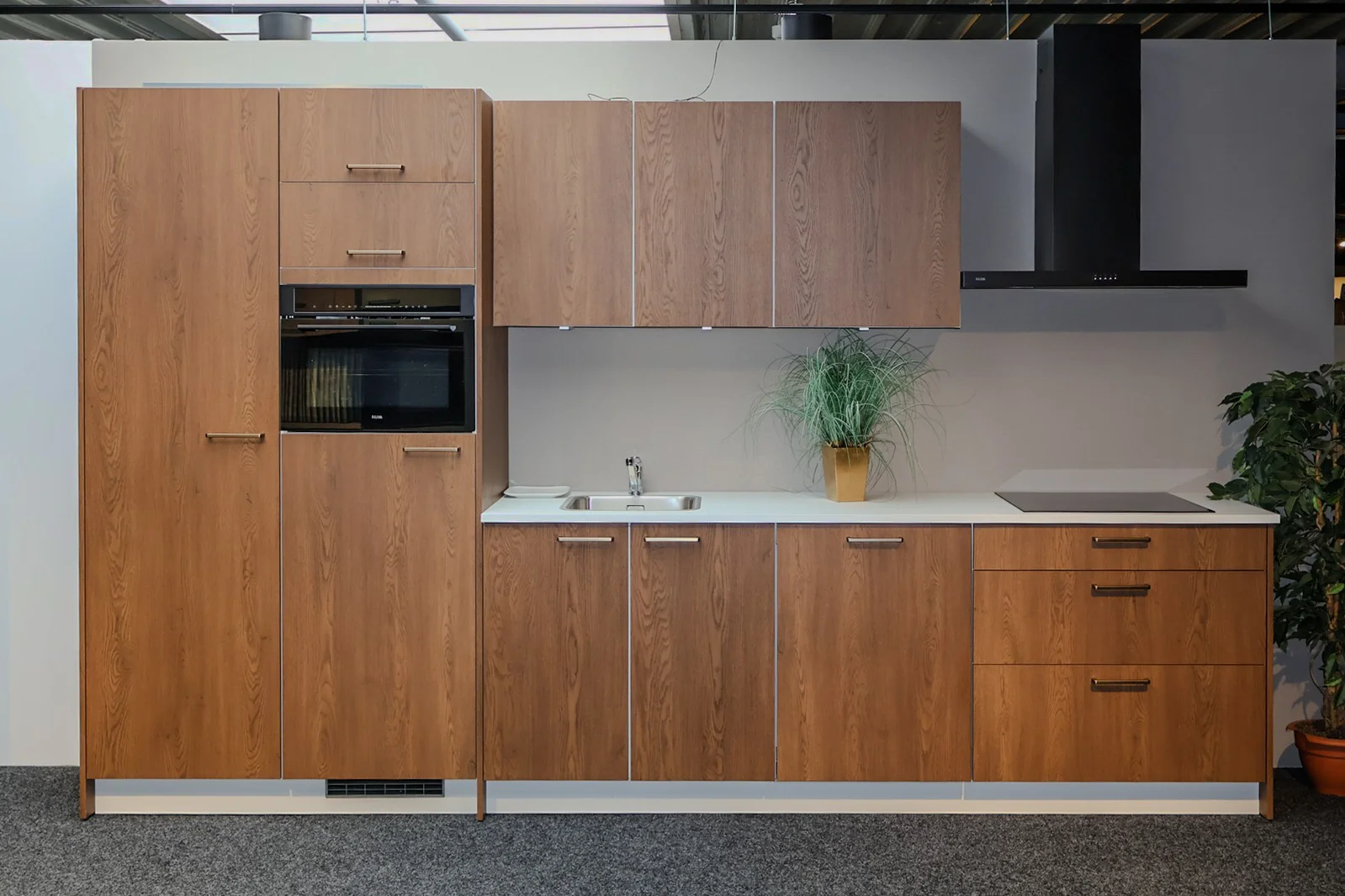 Houtlook Rechte Keuken in Eiken Cognac uitgevoerd in de showroom van Ter Aar