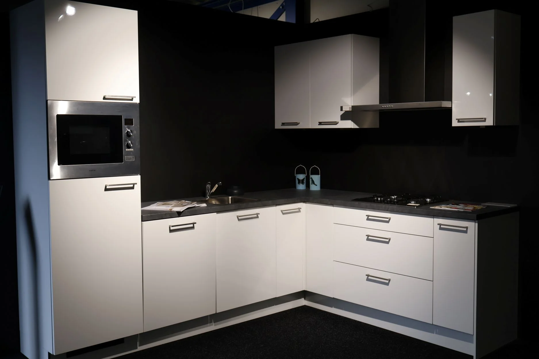 Showroomkeuken 128 in de showroom van Keukenwarenhuis.nl in Ter Aar