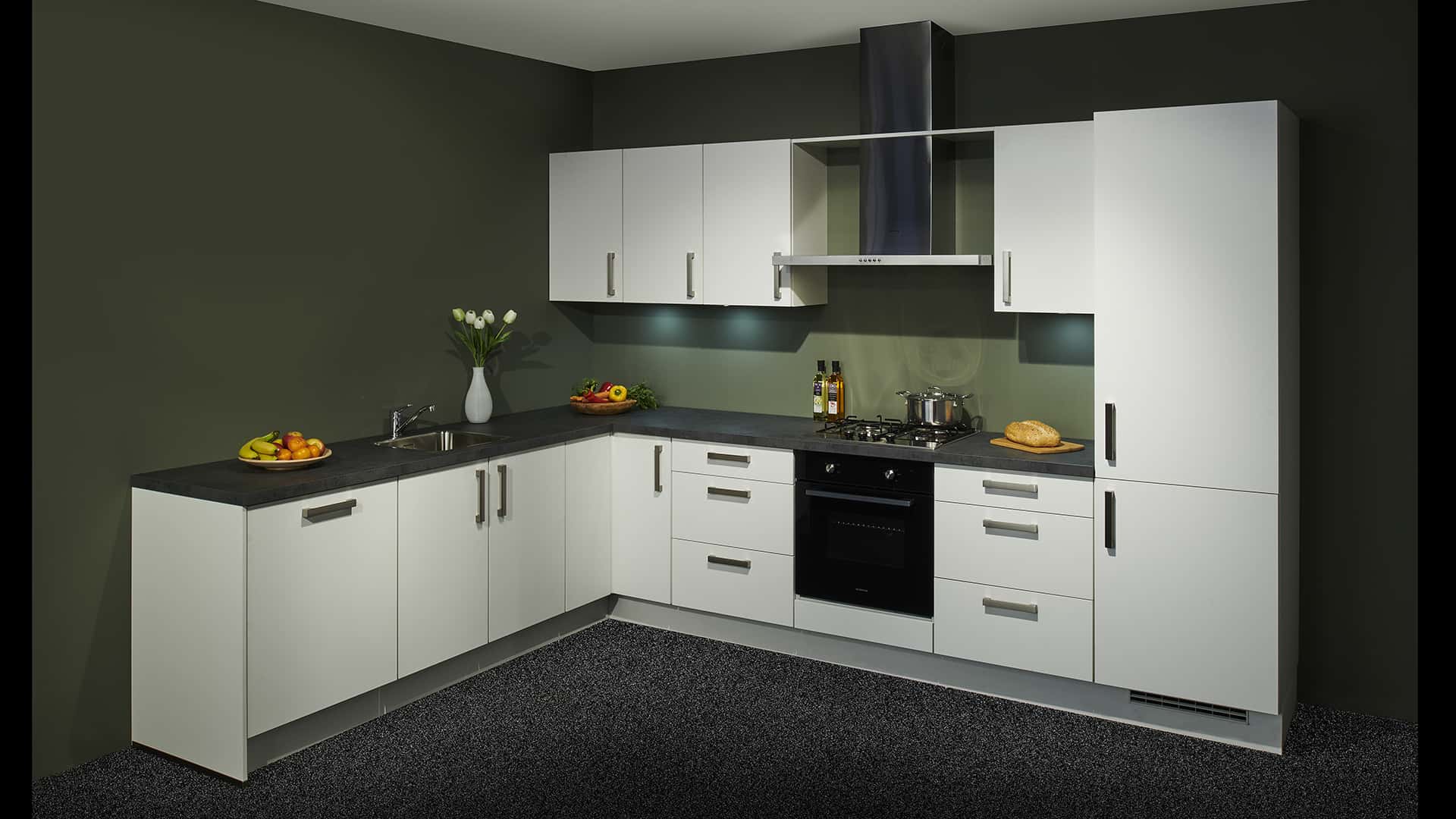 Showroomkeuken 75 uitgevoerd in softmat wit in de showroom van filiaal Dordrecht