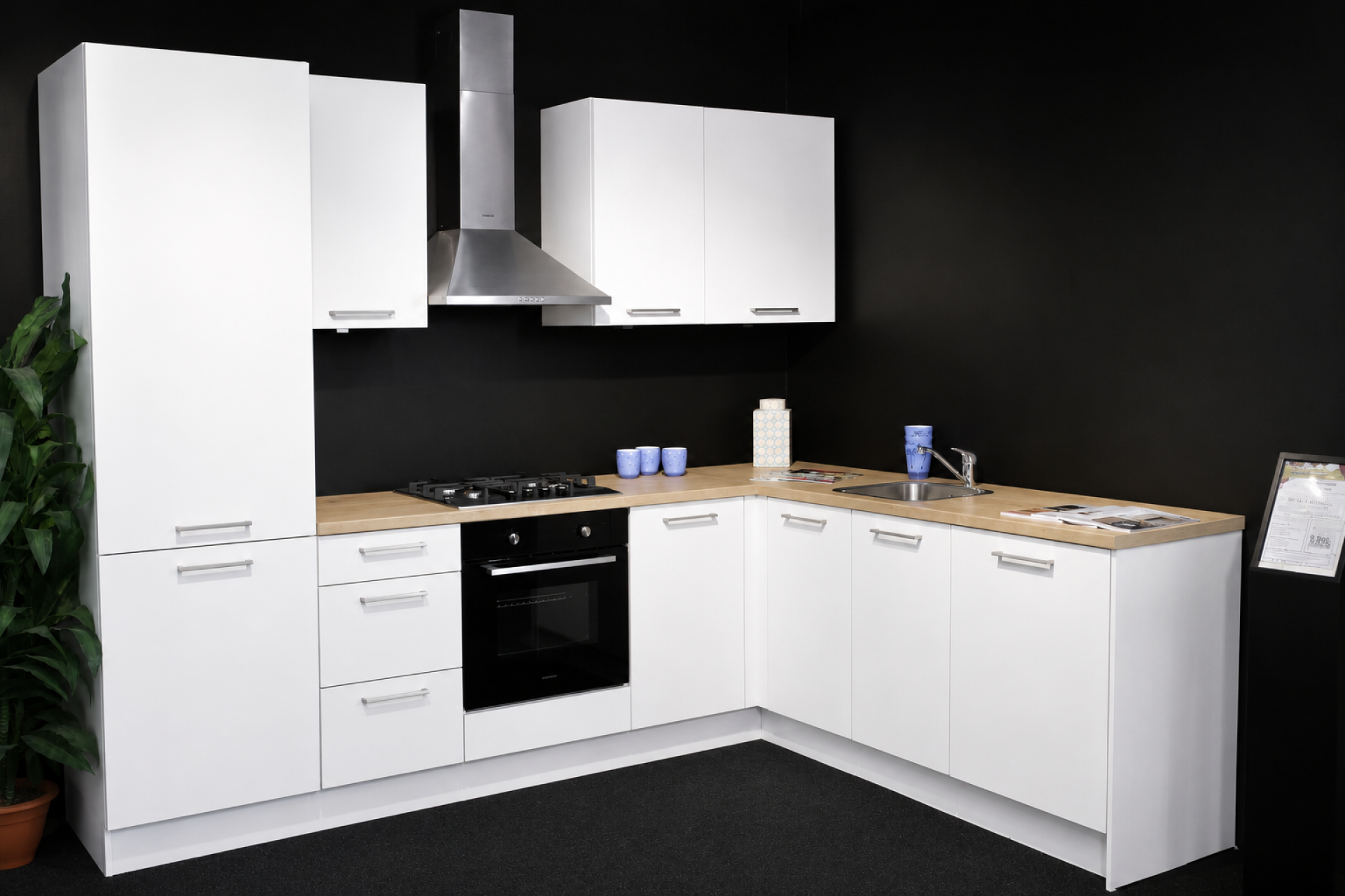 Witte ECO keuken van Nolte met houtlook werkblad en Duitse keukenapparatuur bij Keukenwarenhuis.nl