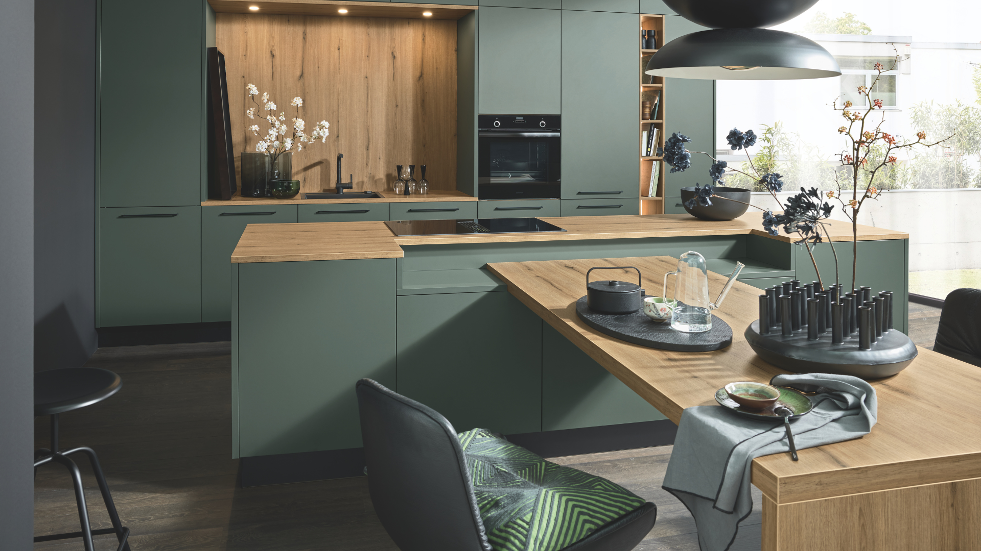 T-keuken met houten werkblad, groene fronten en geïntegreerde T-opstelling