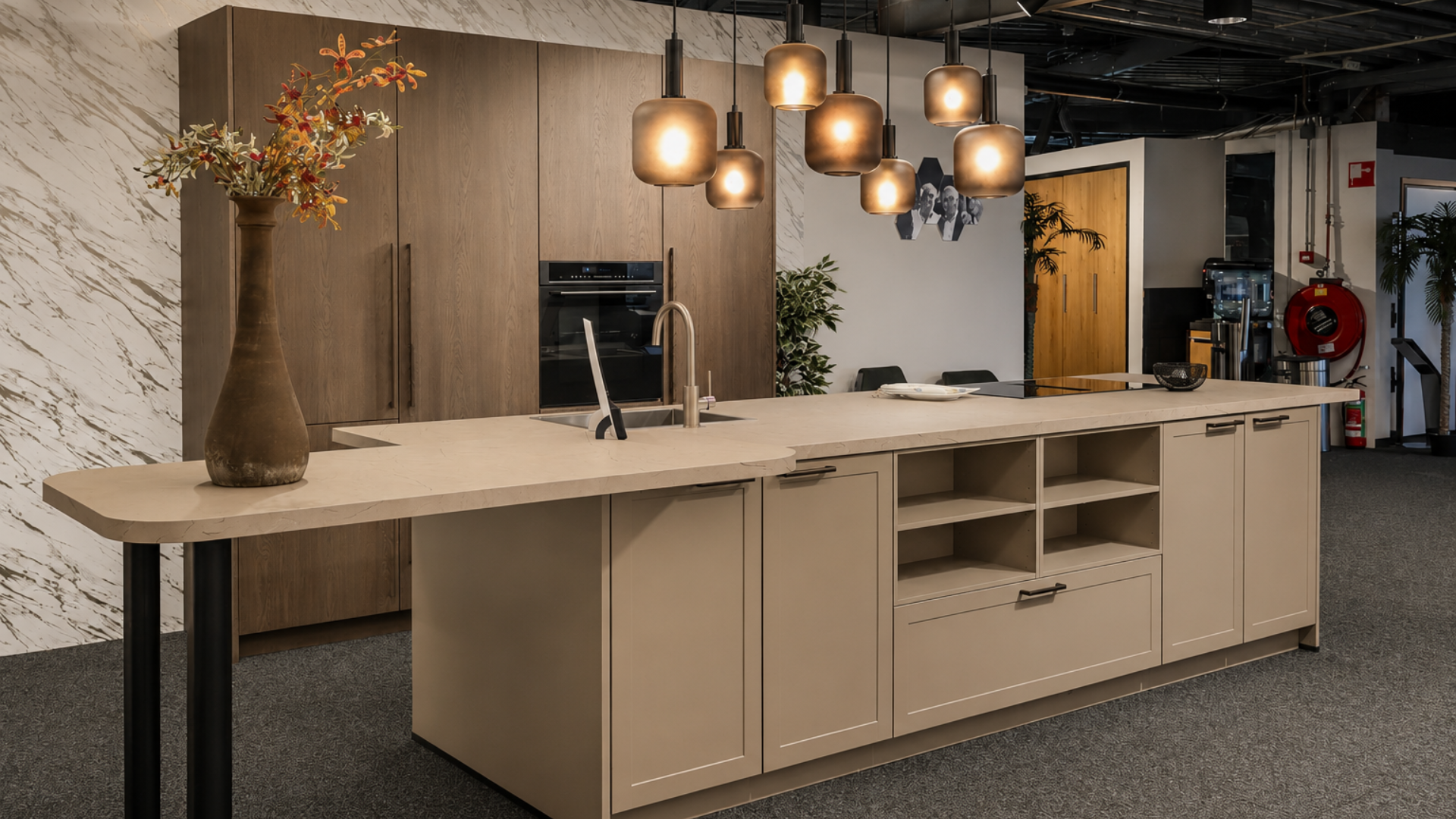 Taupe eilandkeuken gecombineerd met een houtlook kastenwand in de showroom van Keukenwarenhuis.nl in Ter Aar