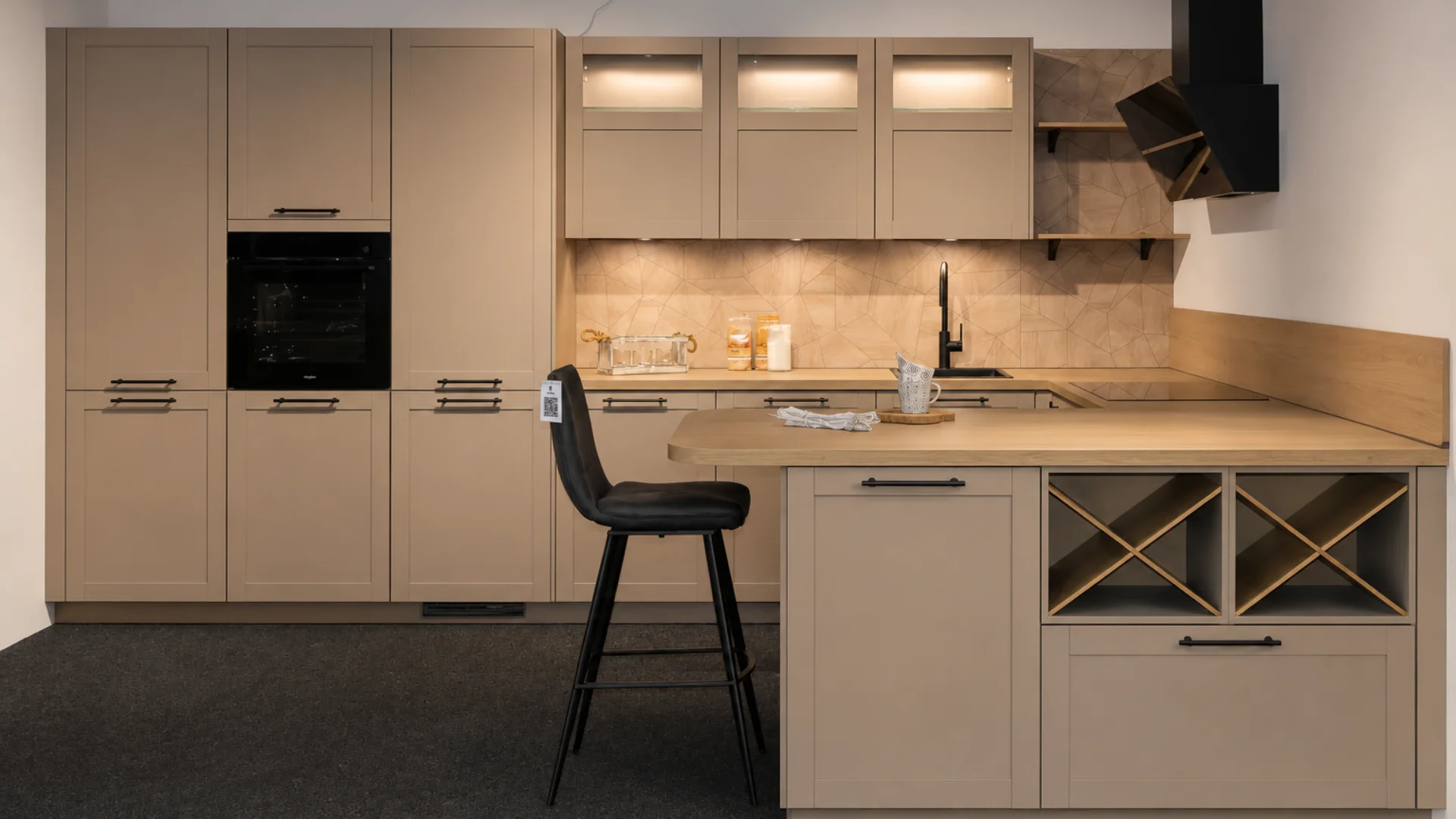Taupe schiereiland keuken