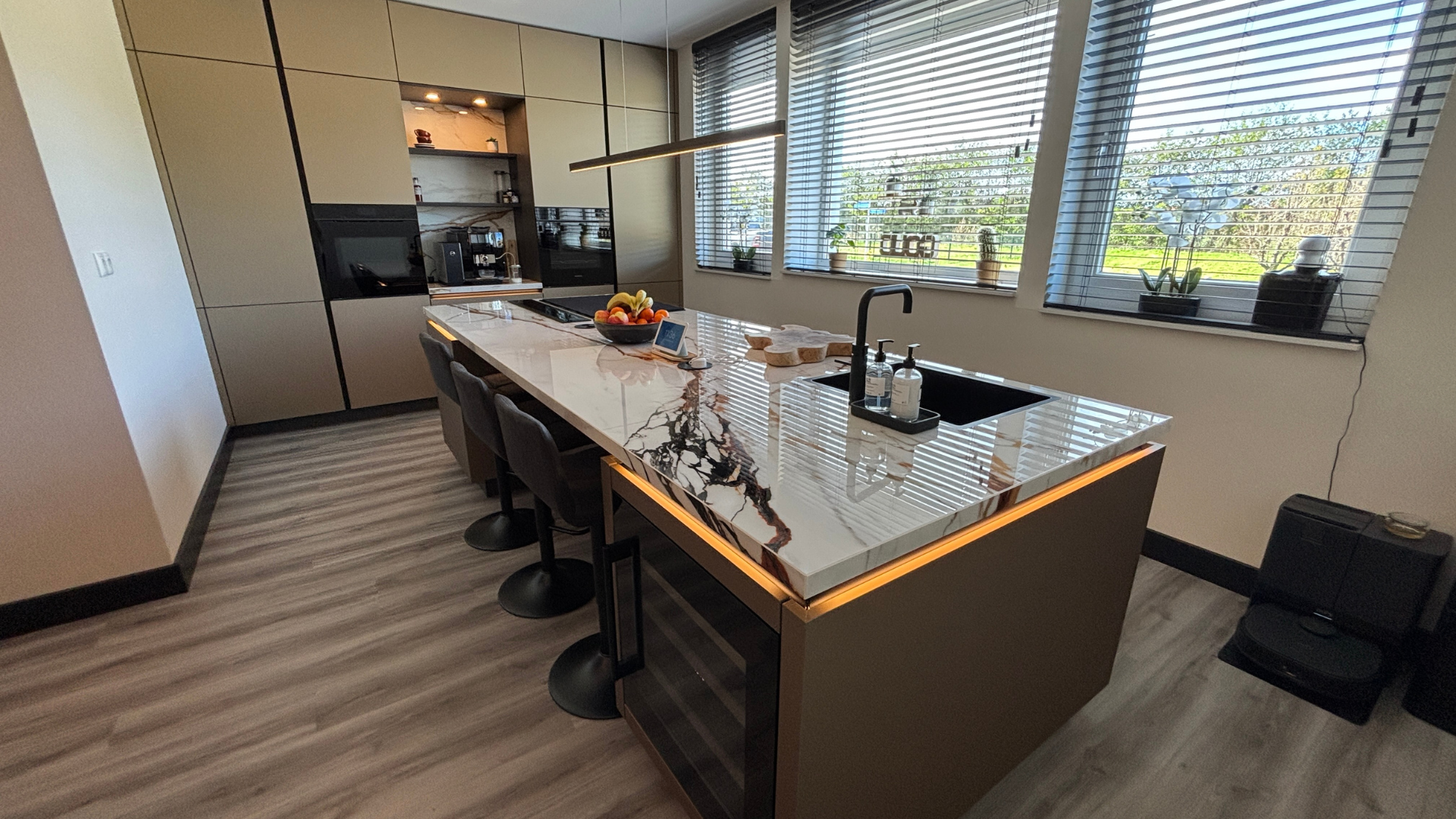 Een Nolte NEO kookeiland keuken uitgevoerd in de kleur metaal goud in huis bij een klant van Keukenwarenhuis.nl