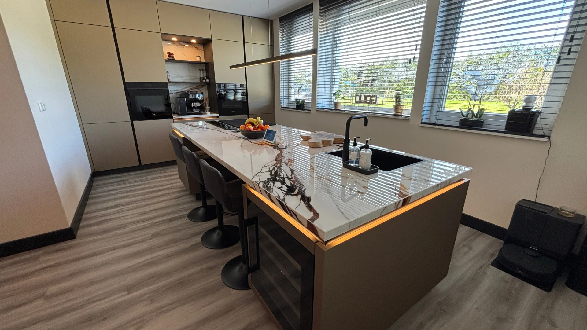 Een Nolte NEO kookeiland keuken uitgevoerd in de kleur metaal goud in huis bij een klant van Keukenwarenhuis.nl