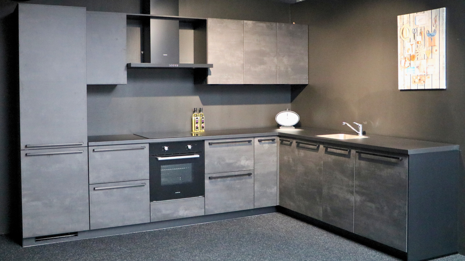 Nobilia Laser Zwarte betonlook hoekkeuken in de showrooms van Keukenwarenhuis.nl in Ter Aar en Dordrecht