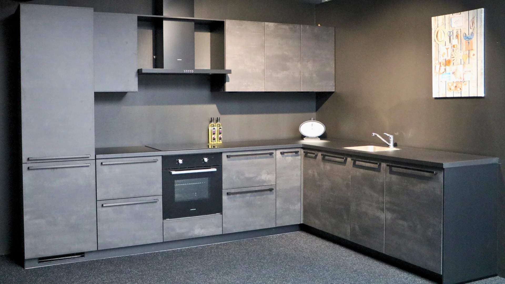 Nobilia Laser Zwarte betonlook hoekkeuken in de showrooms van Keukenwarenhuis.nl in Ter Aar en Dordrecht