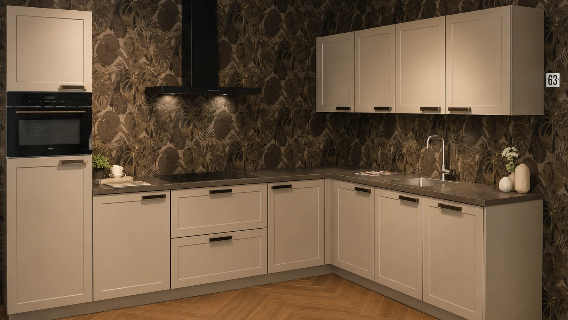Moderne taupe kader hoekkeuken in de showrooms van Keukenwarenhuis.nl in Dordrecht en Ter Aar