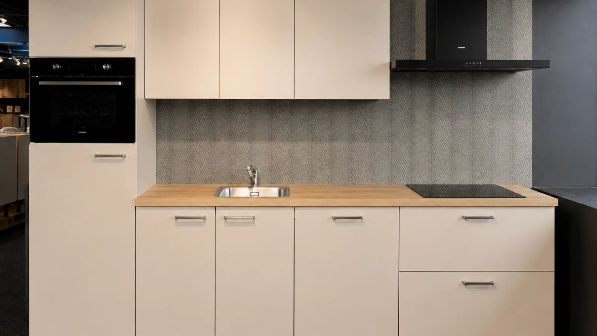 Rechte zandkleurige keuken met houtlook werkblad in de showrooms van Keukenwarenhuis.nl in Ter Aar & Dordrecht