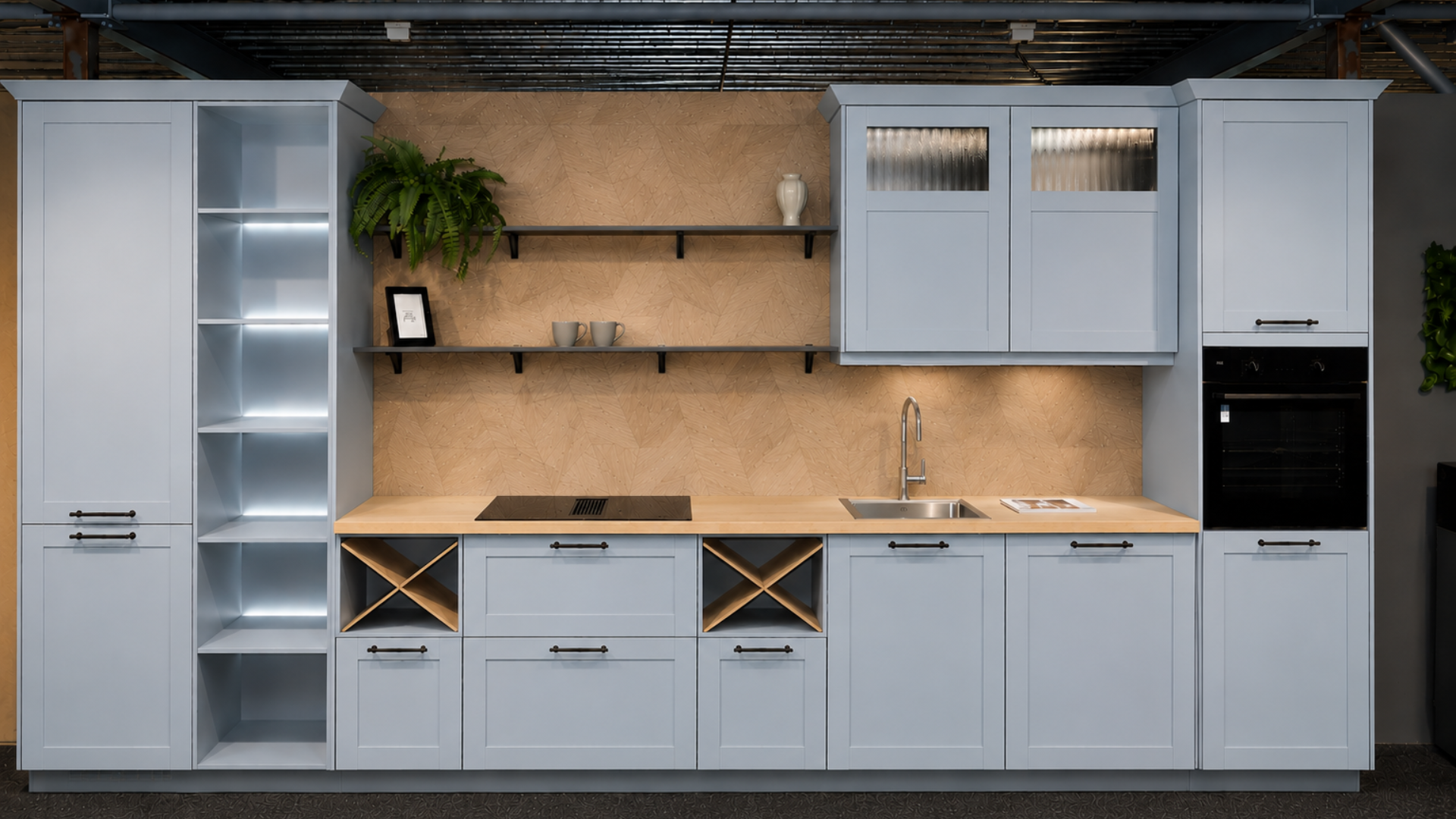 Landelijke steenblauwe houtstructuur rechte keuken in de mega showroom van Keukenwarenhuis.nl in Ter Aar
