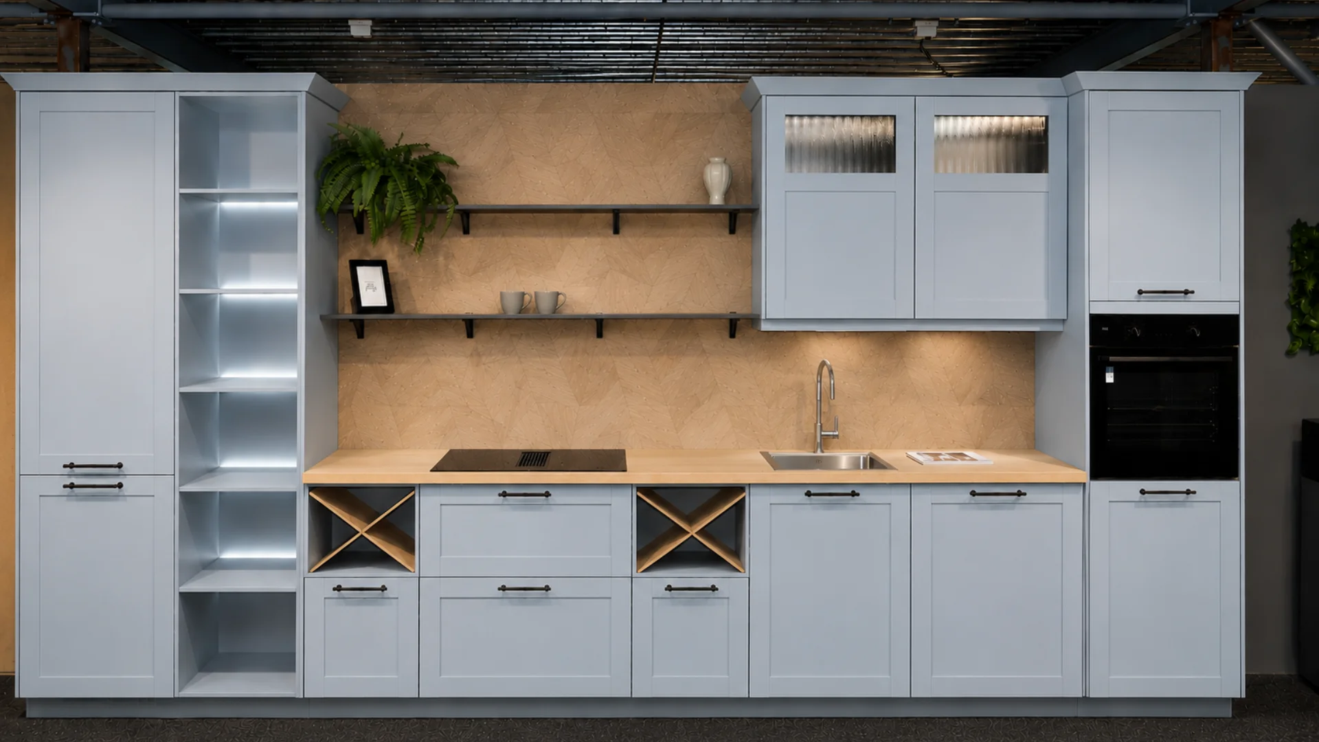 Landelijke steenblauwe houtstructuur rechte keuken in de mega showroom van Keukenwarenhuis.nl in Ter Aar