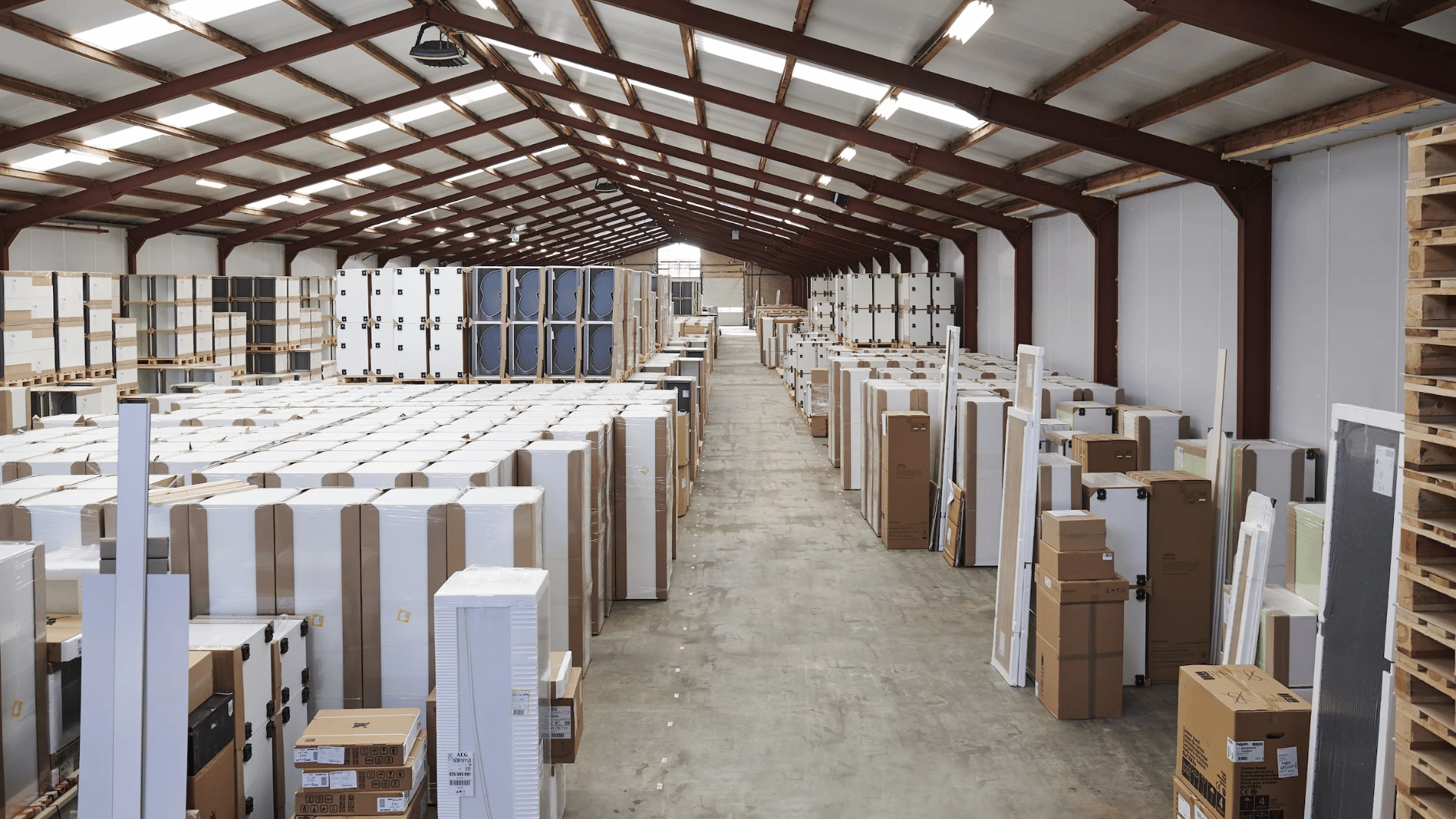 Magazijn met Keukens uit Voorraad van Keukenwarenhuis.nl aan de Westkanaalweg in Ter Aar