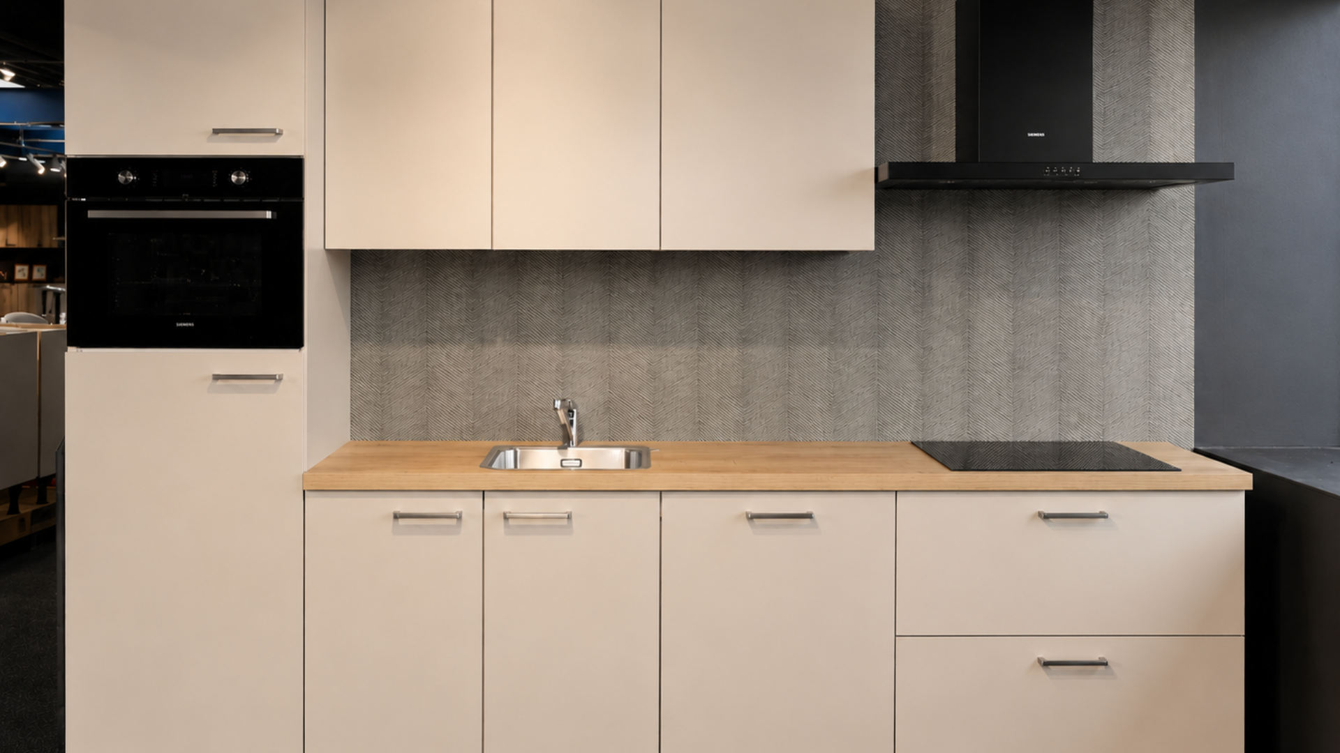Zandkleurige rechte keuken binnen 7 dagen leverbaar in de grootste keukenshowrooms van Nederland bij Keukenwarenhuis.nl