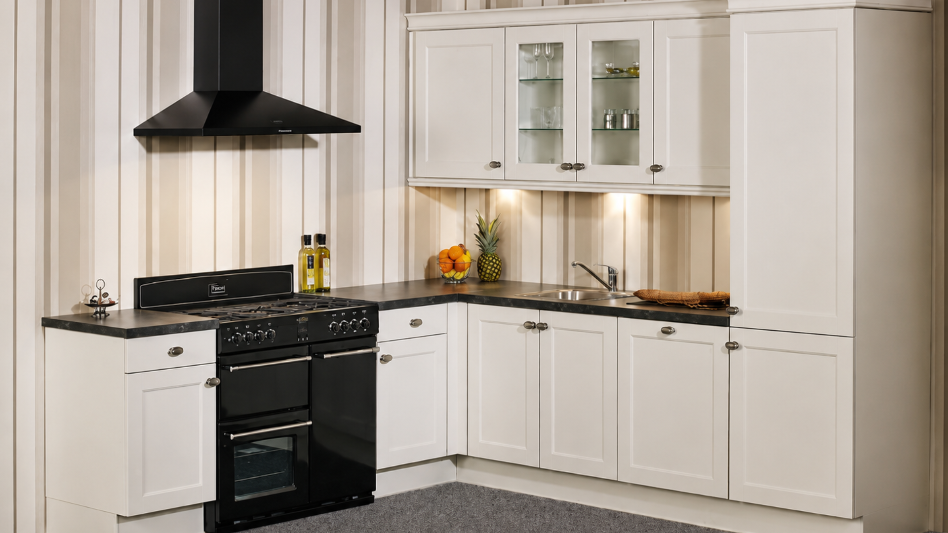 Klassieke landelijke hoekkeuken in het magnolia uitgevoerd met een landelijk Smeg fornuis en klassieke knopgrepen in de showroom van Keukenwarenhuis.nl in Ter Aar