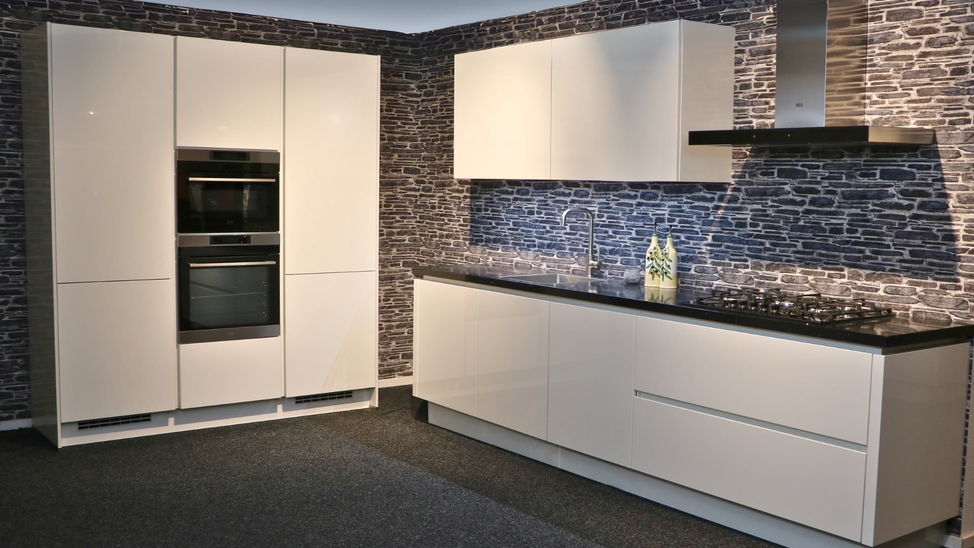 Hoogglans witte greeploze module keuken van Nobilia in de showrooms van Keukenwarenhuis.nl in Ter Aar en Dordrecht