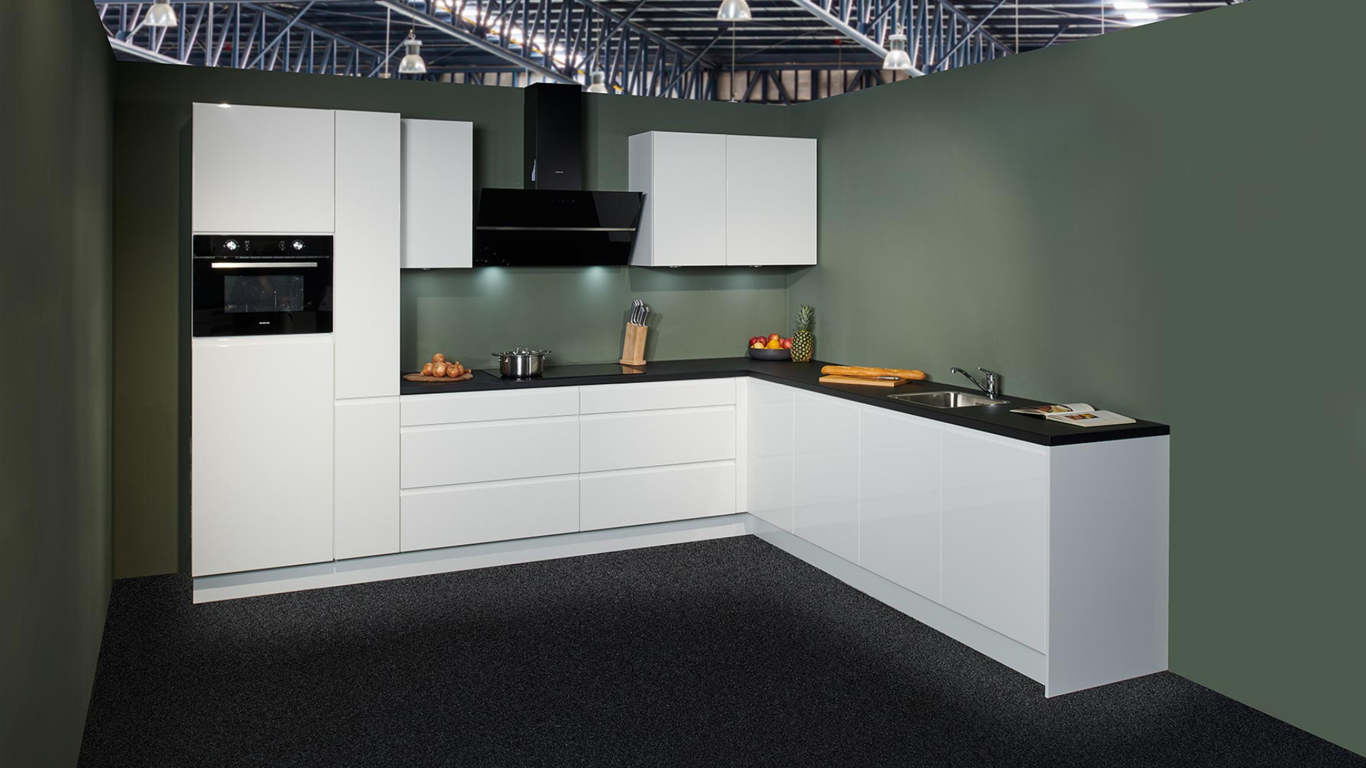 Witte greeploze hoekkeuken van Nolte in de showroom van Keukenwarenhuis.nl in Ter Aar